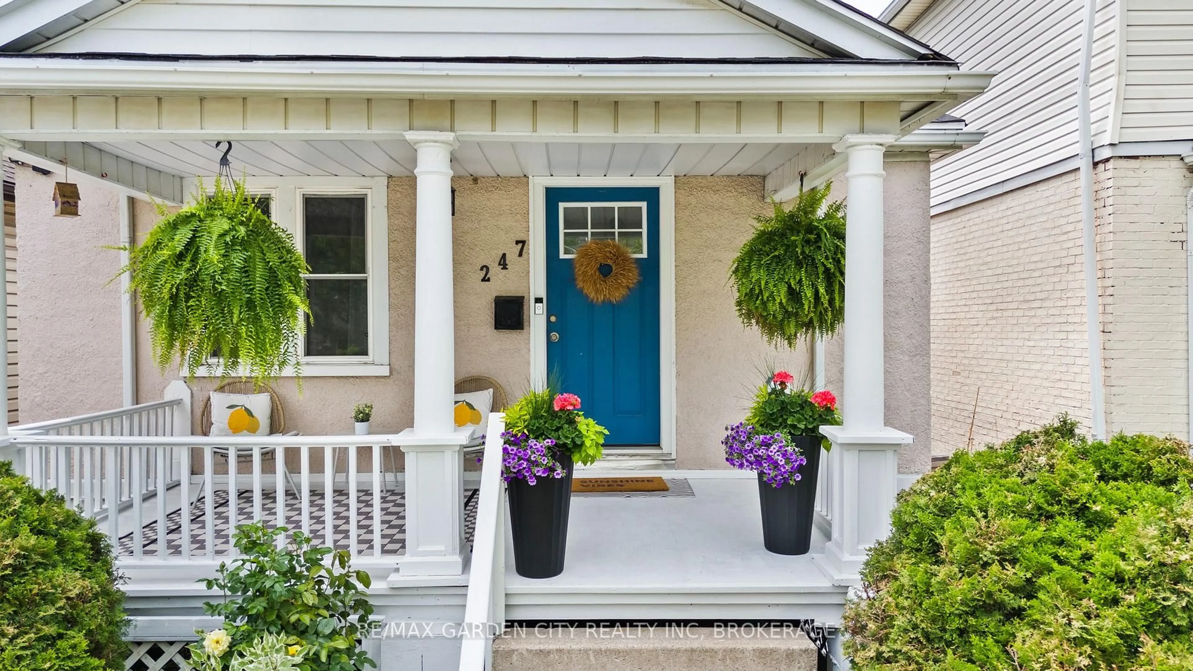 Indoor entryway for 247 LAKE St, St. Catharines Ontario L2R 5Z5