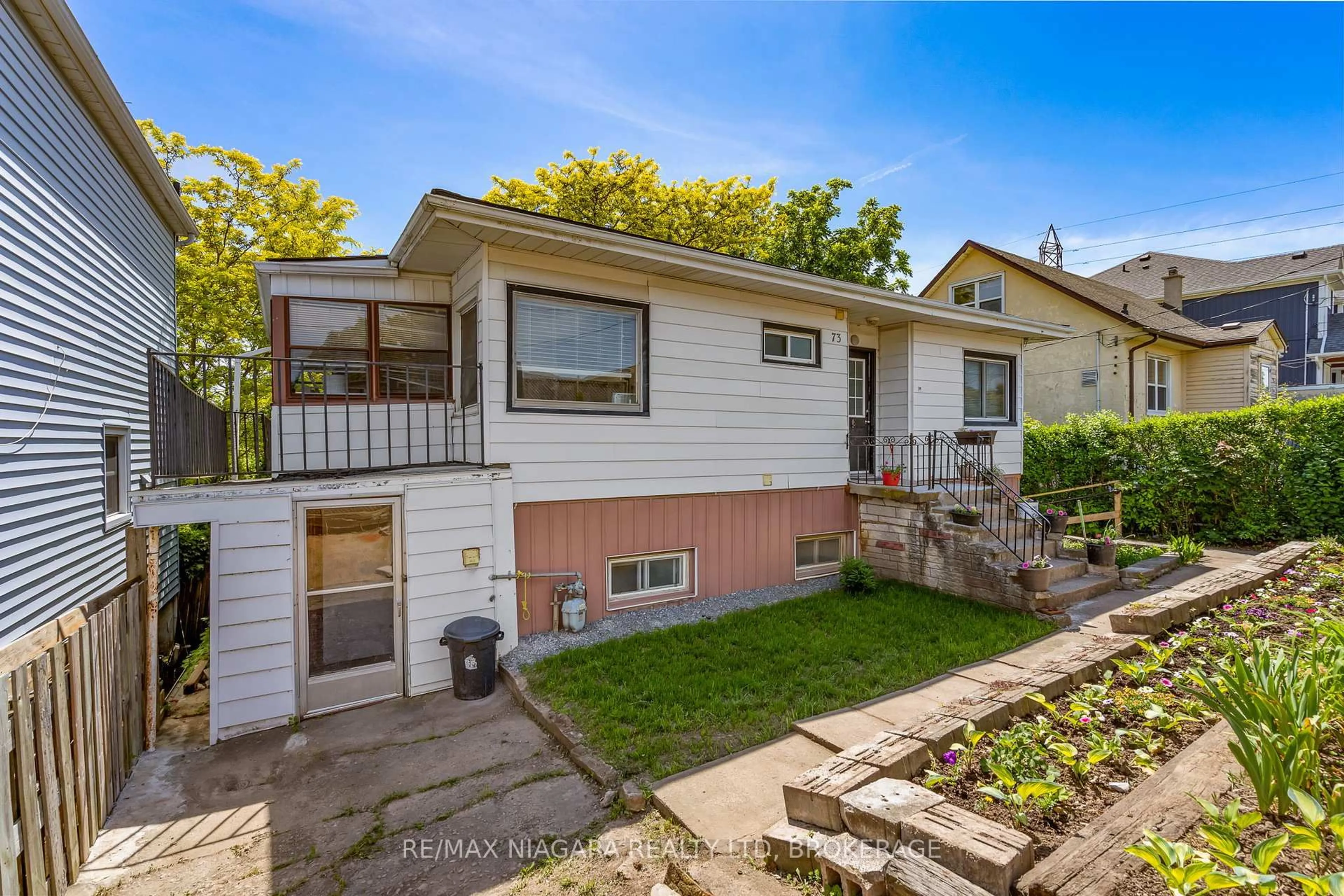 Home with vinyl exterior material, street for 73 Hillview Rd, St. Catharines Ontario L2S 1S8