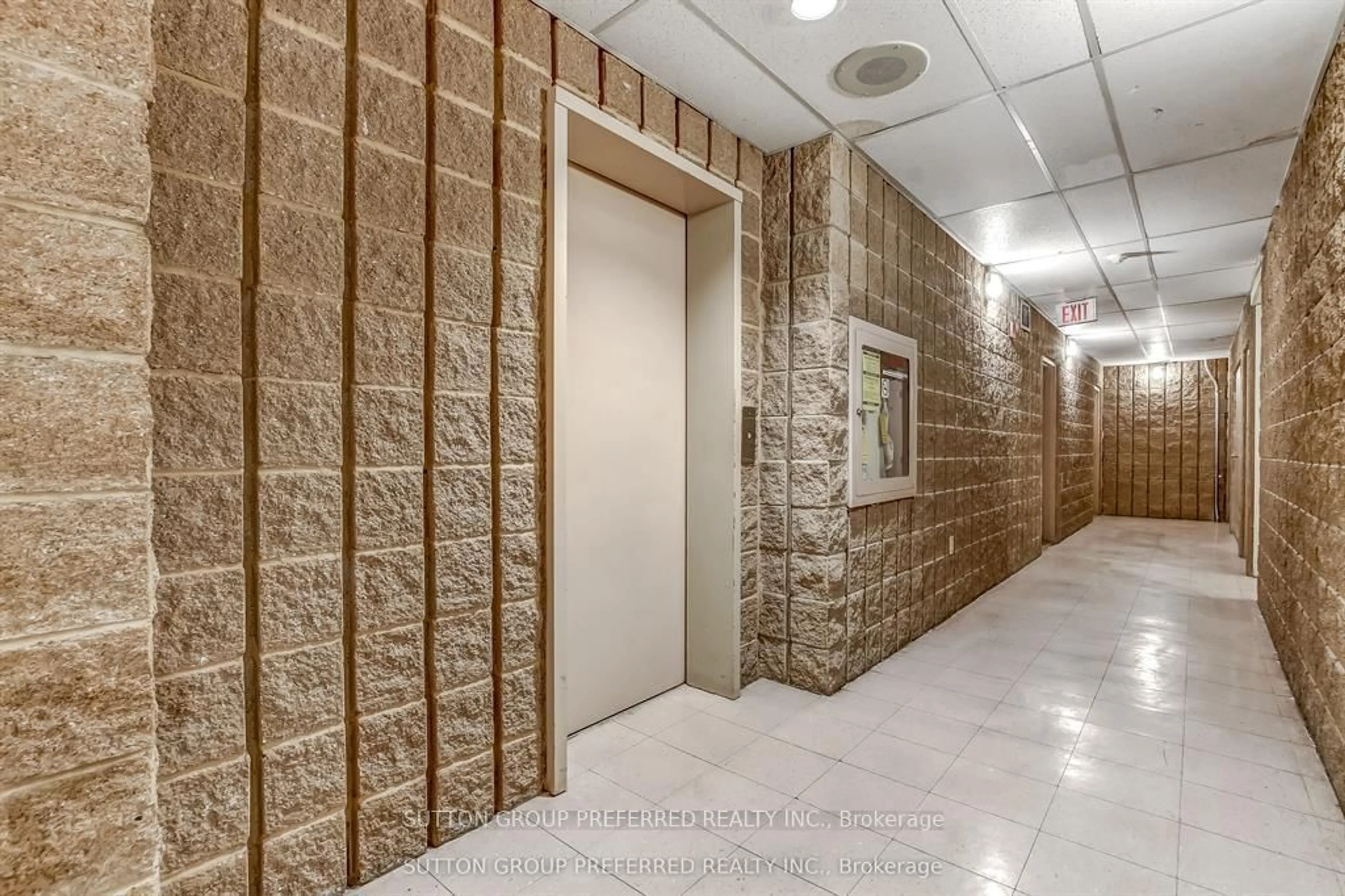 Indoor foyer for 626 First St #402, London East Ontario N5V 2A2