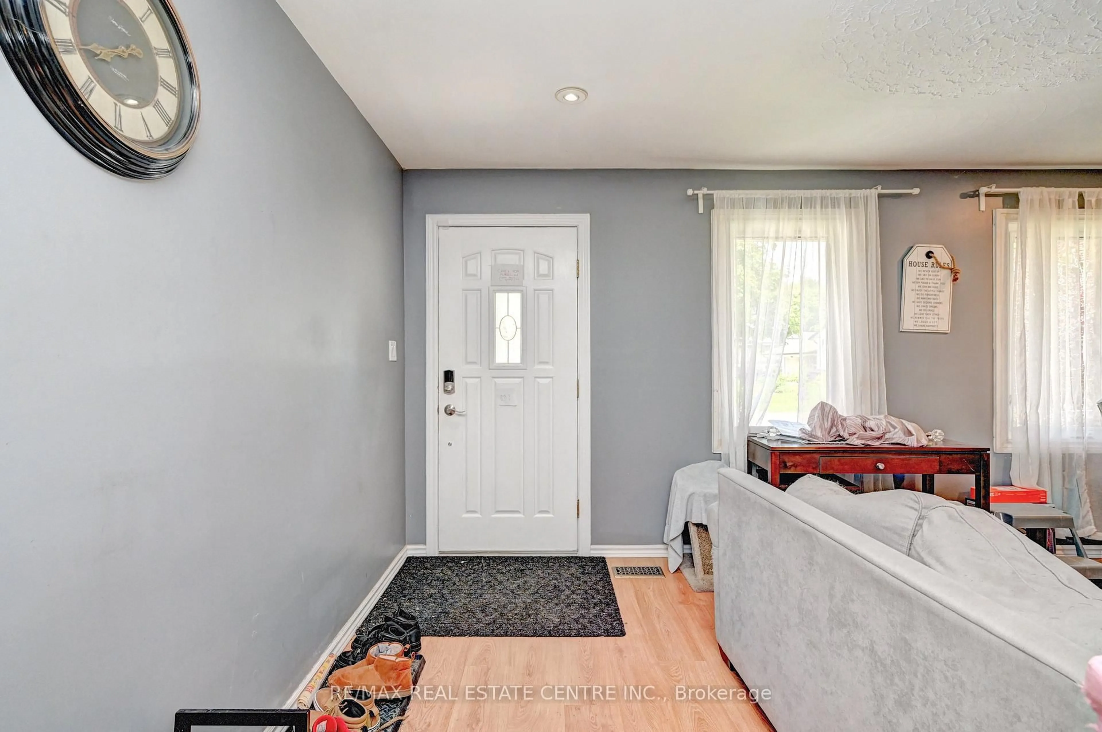 Indoor entryway for 525 Fallingbrook Dr, Waterloo Ontario N2L 4N2