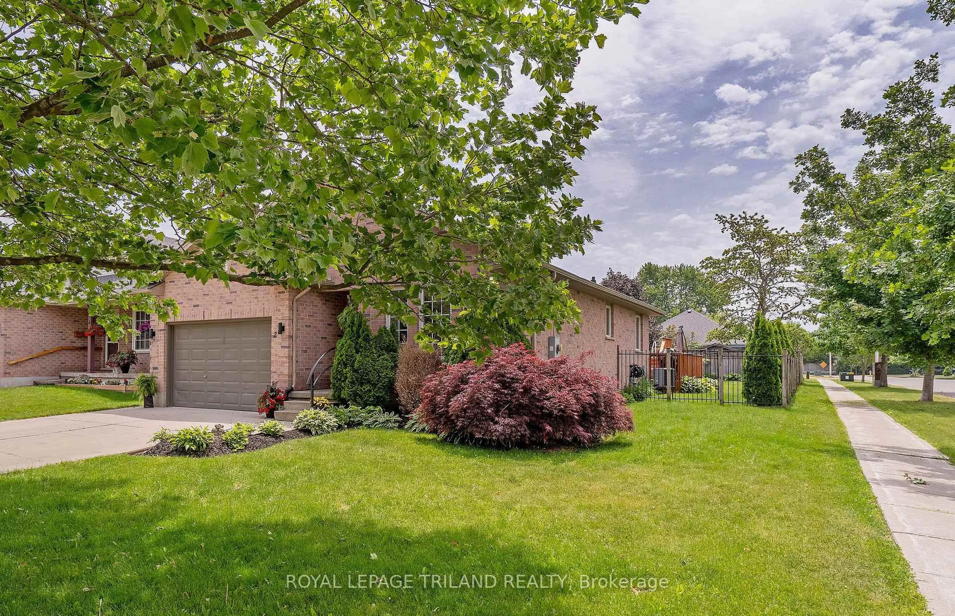 A pic from outside/outdoor area/front of a property/back of a property/a pic from drone, street for 2 Redtail Crt, St. Thomas Ontario N5R 6L6