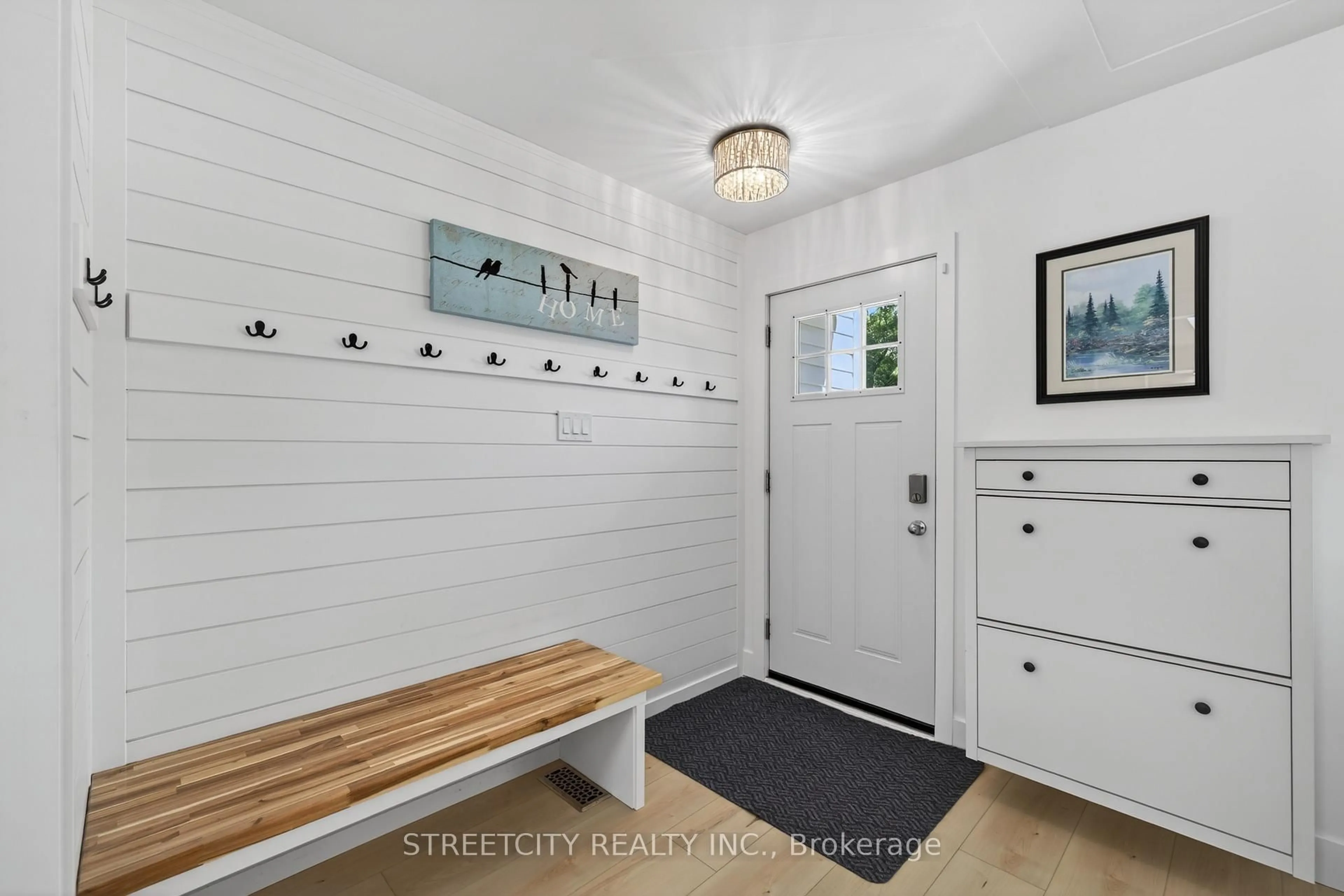 Indoor entryway for 670 Glengyle Cres, London North Ontario N5X 1X7