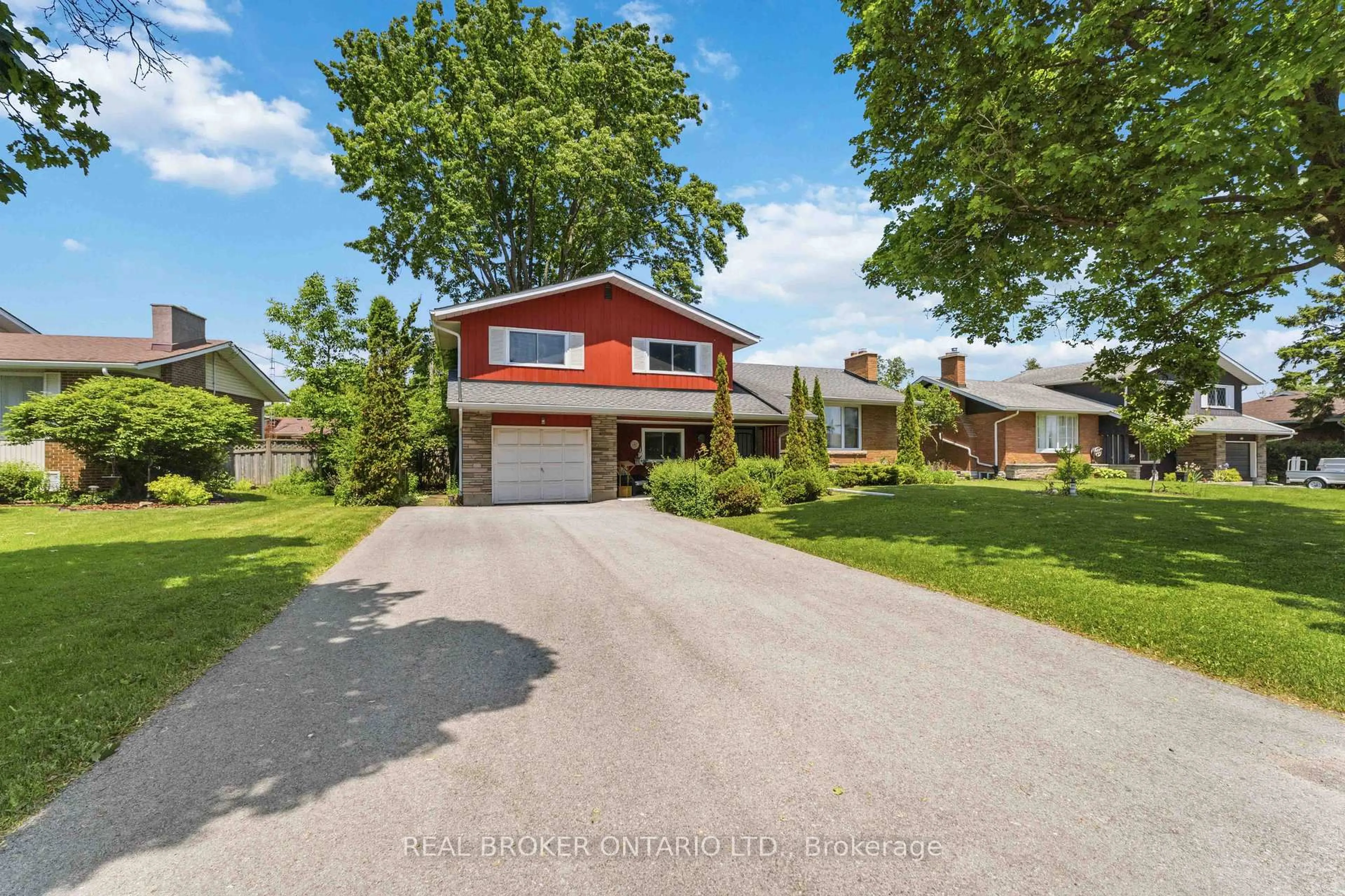 A pic from outside/outdoor area/front of a property/back of a property/a pic from drone, street for 30 Springhead Gdns, Welland Ontario L3C 5A8