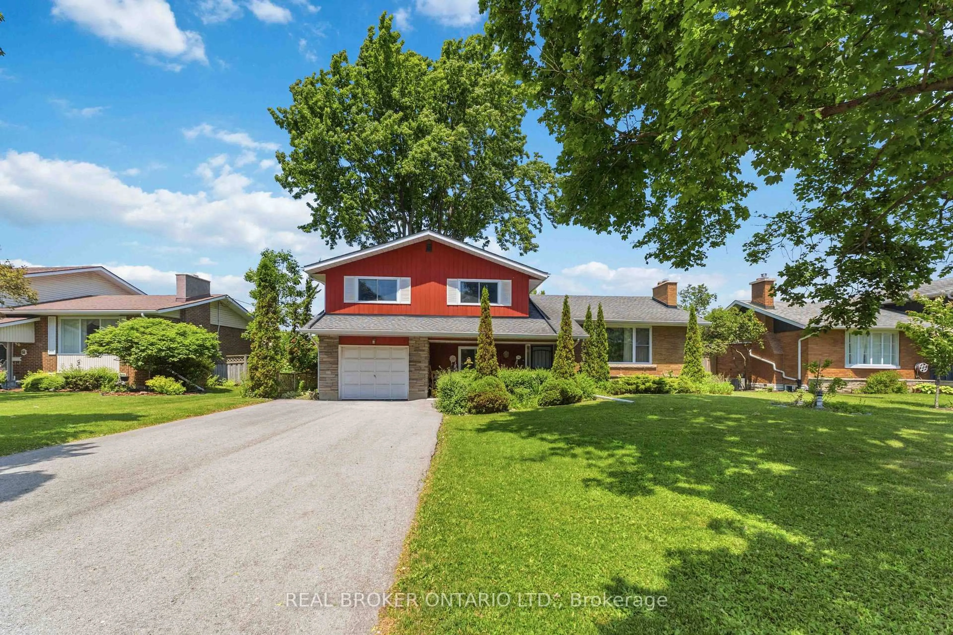 A pic from outside/outdoor area/front of a property/back of a property/a pic from drone, street for 30 Springhead Gdns, Welland Ontario L3C 5A8