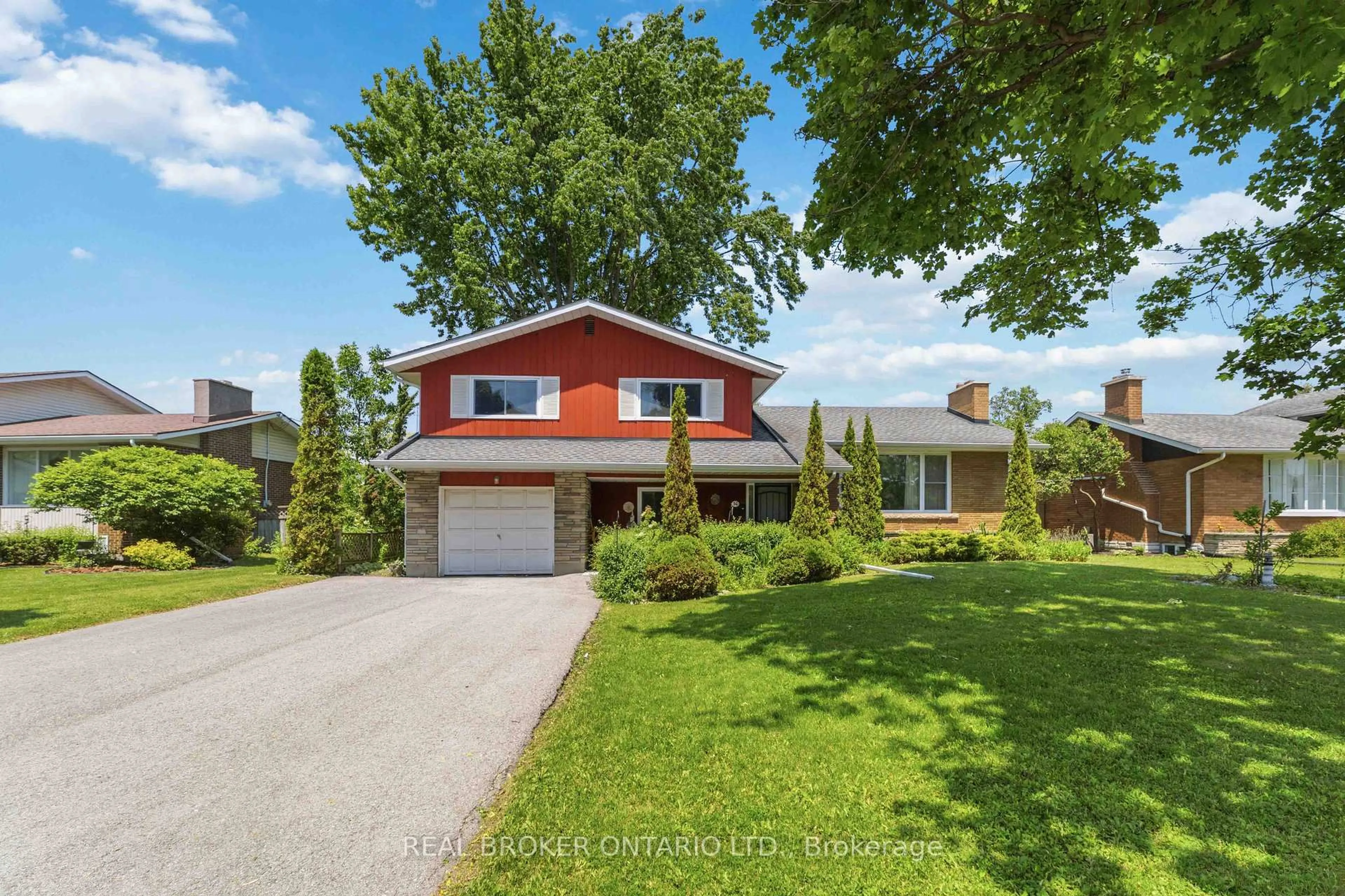 Home with brick exterior material, street for 30 Springhead Gdns, Welland Ontario L3C 5A8