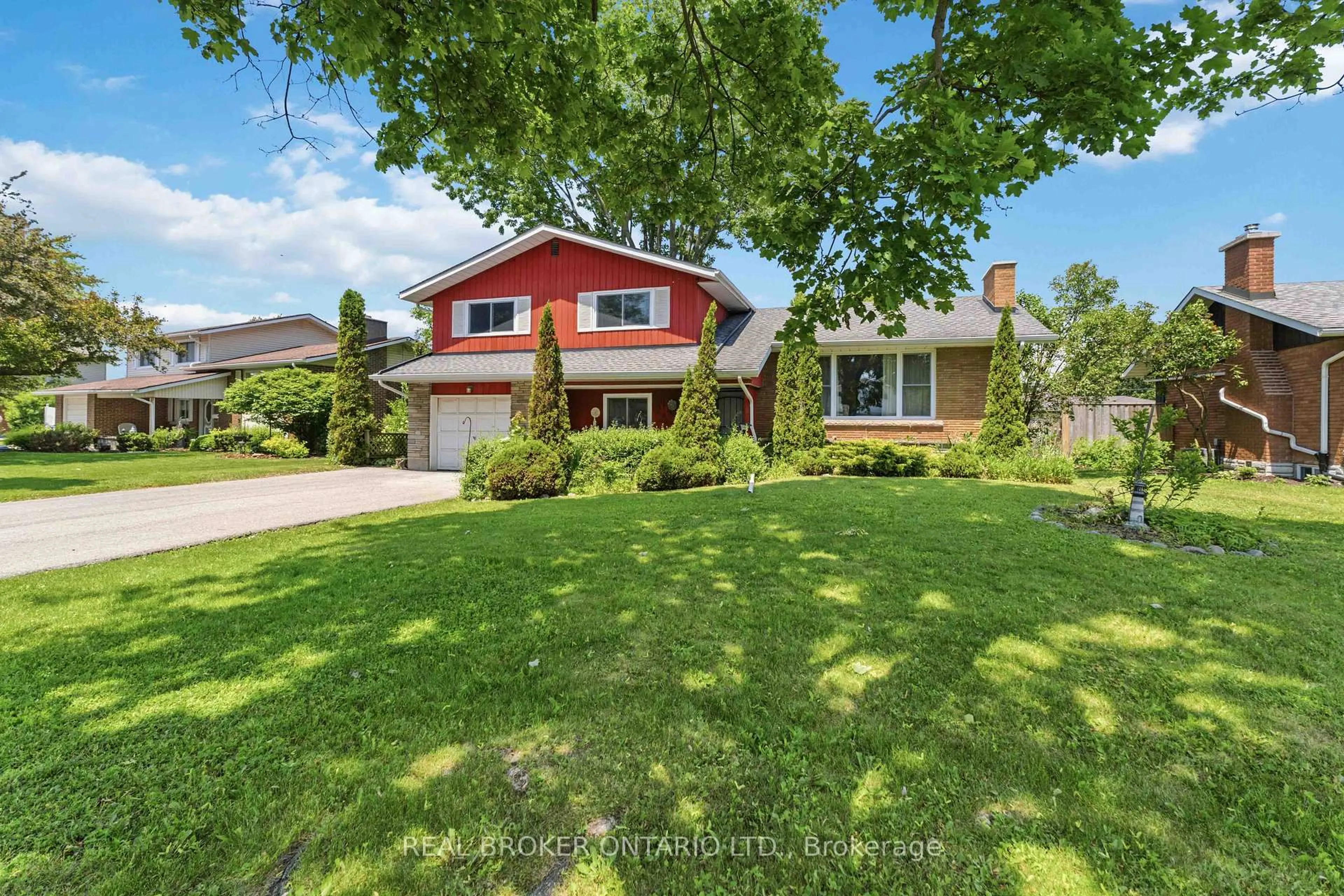 A pic from outside/outdoor area/front of a property/back of a property/a pic from drone, street for 30 Springhead Gdns, Welland Ontario L3C 5A8