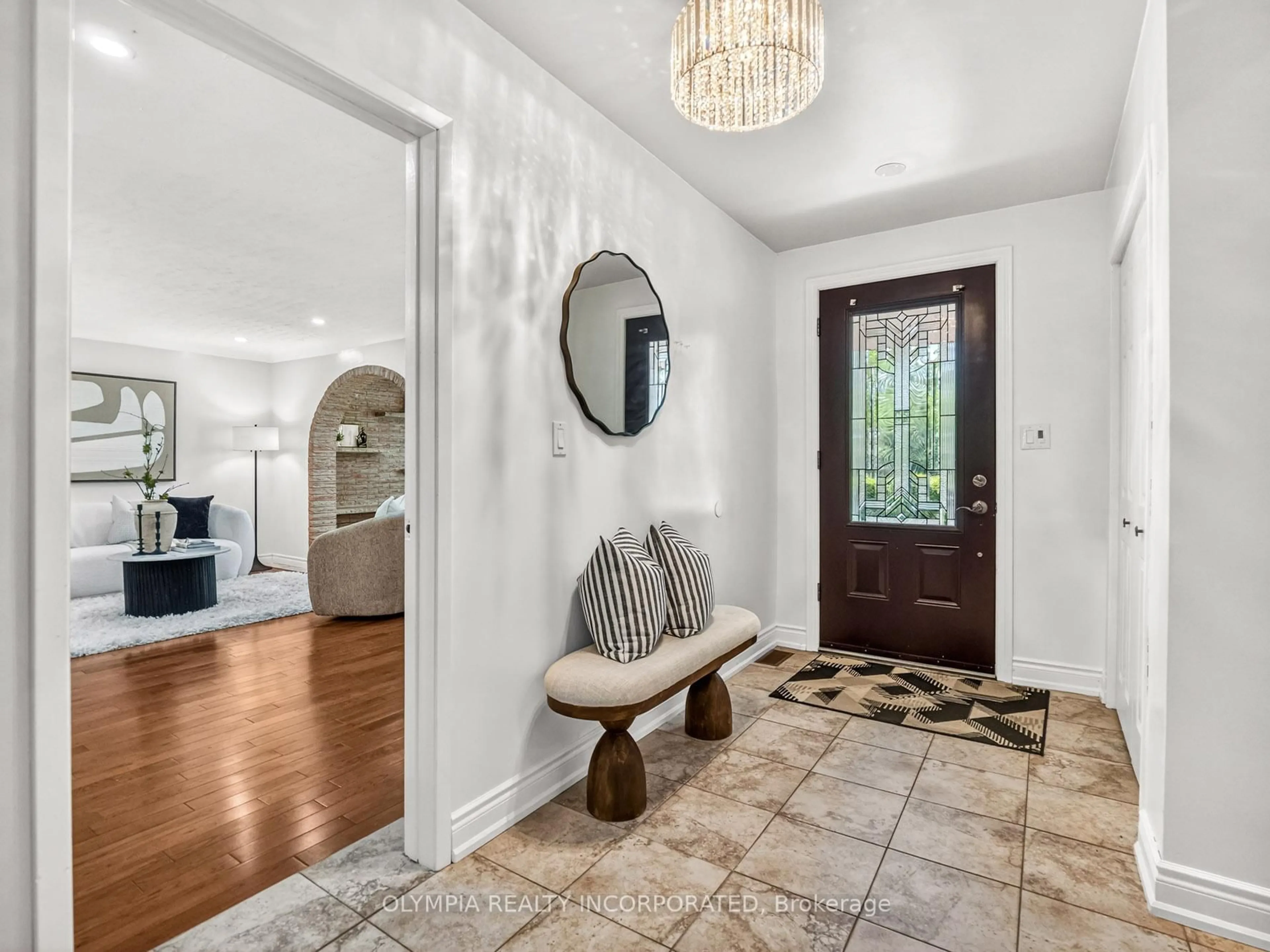 Indoor entryway for 4124 Preston Ave, Niagara Falls Ontario L2H 2C5