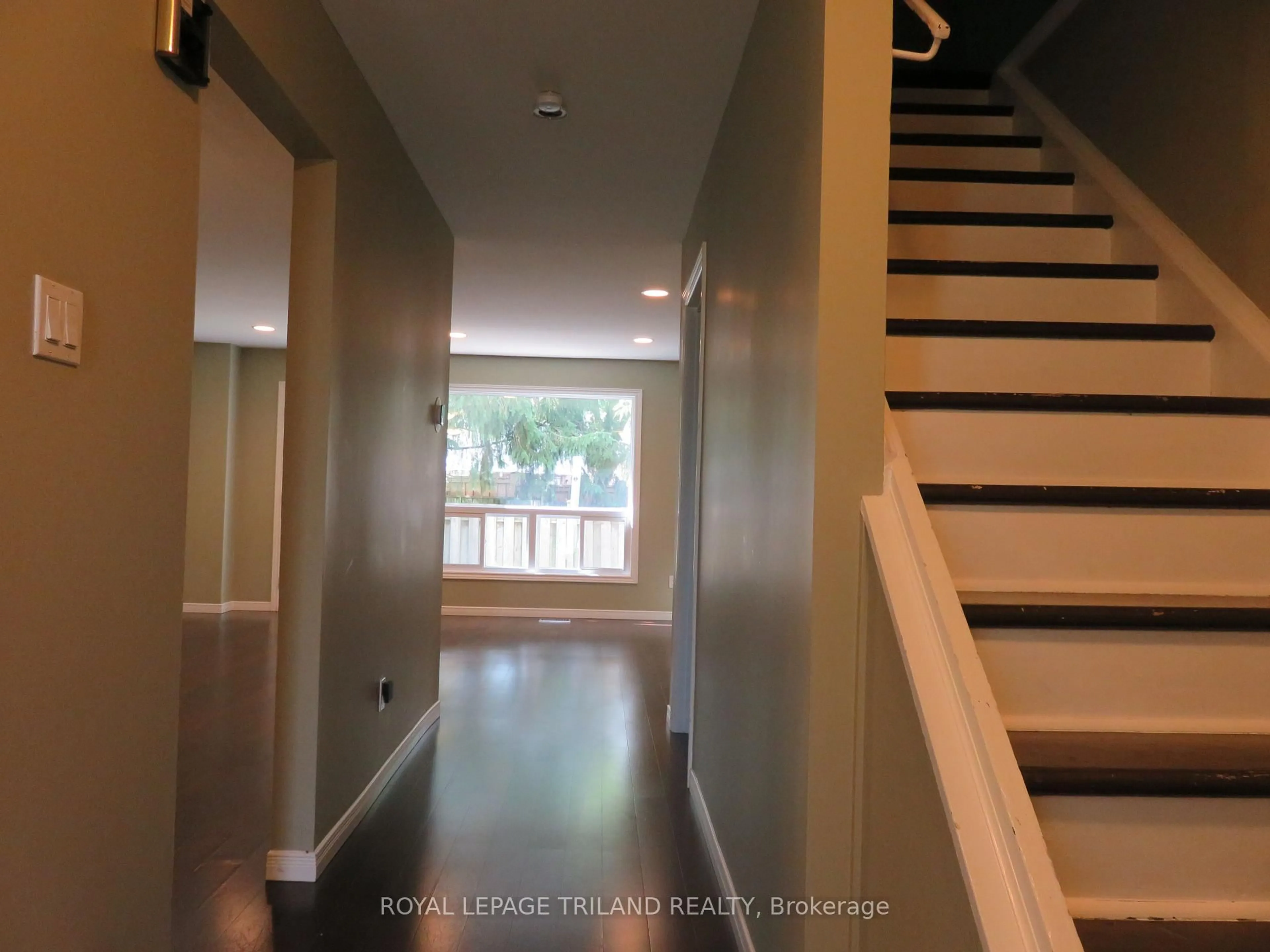 Indoor foyer for 1600 Culver Dr #86, London East Ontario N5V 3H5