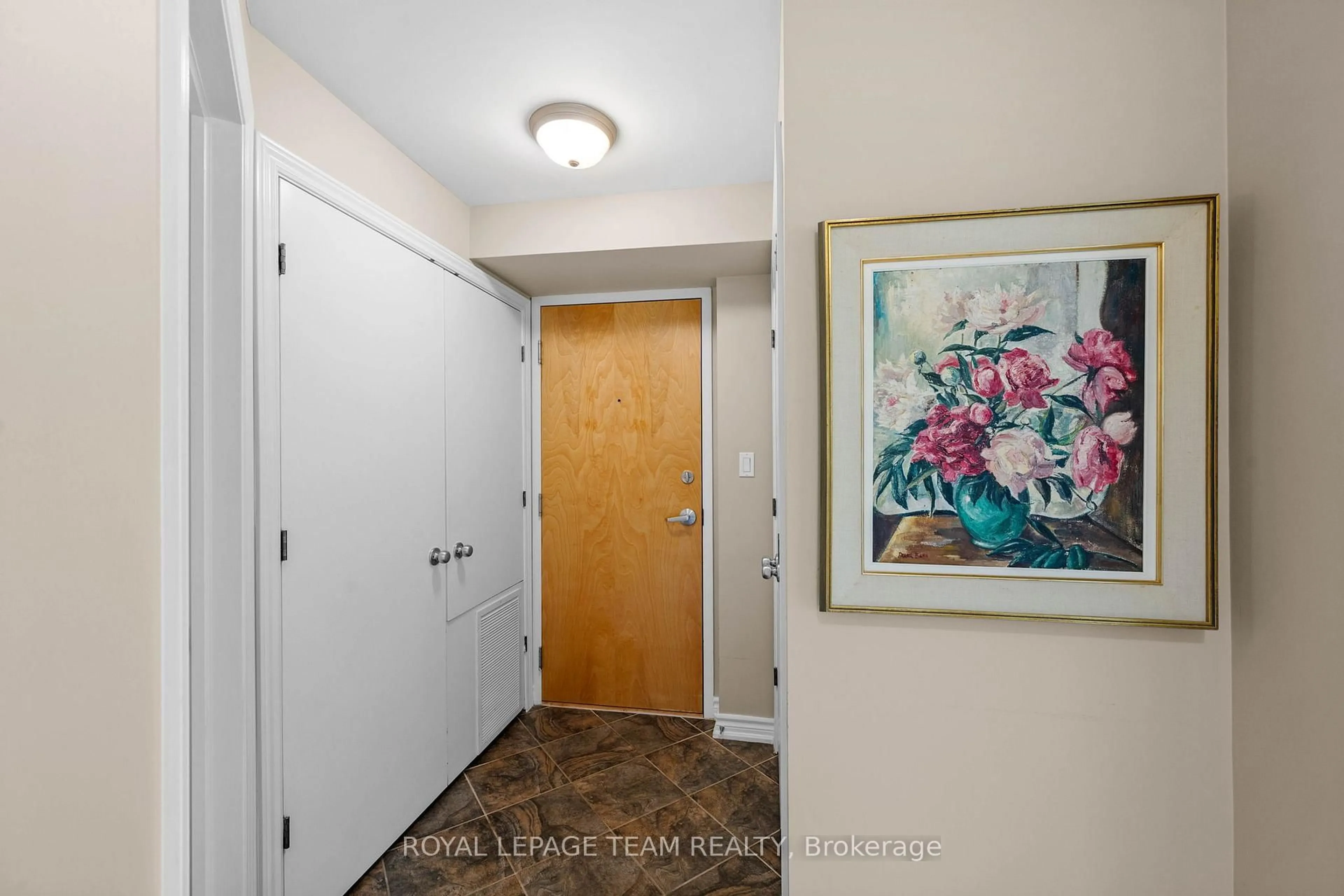 Indoor entryway for 14 Norice St #101, Ottawa Ontario K2G 2X4