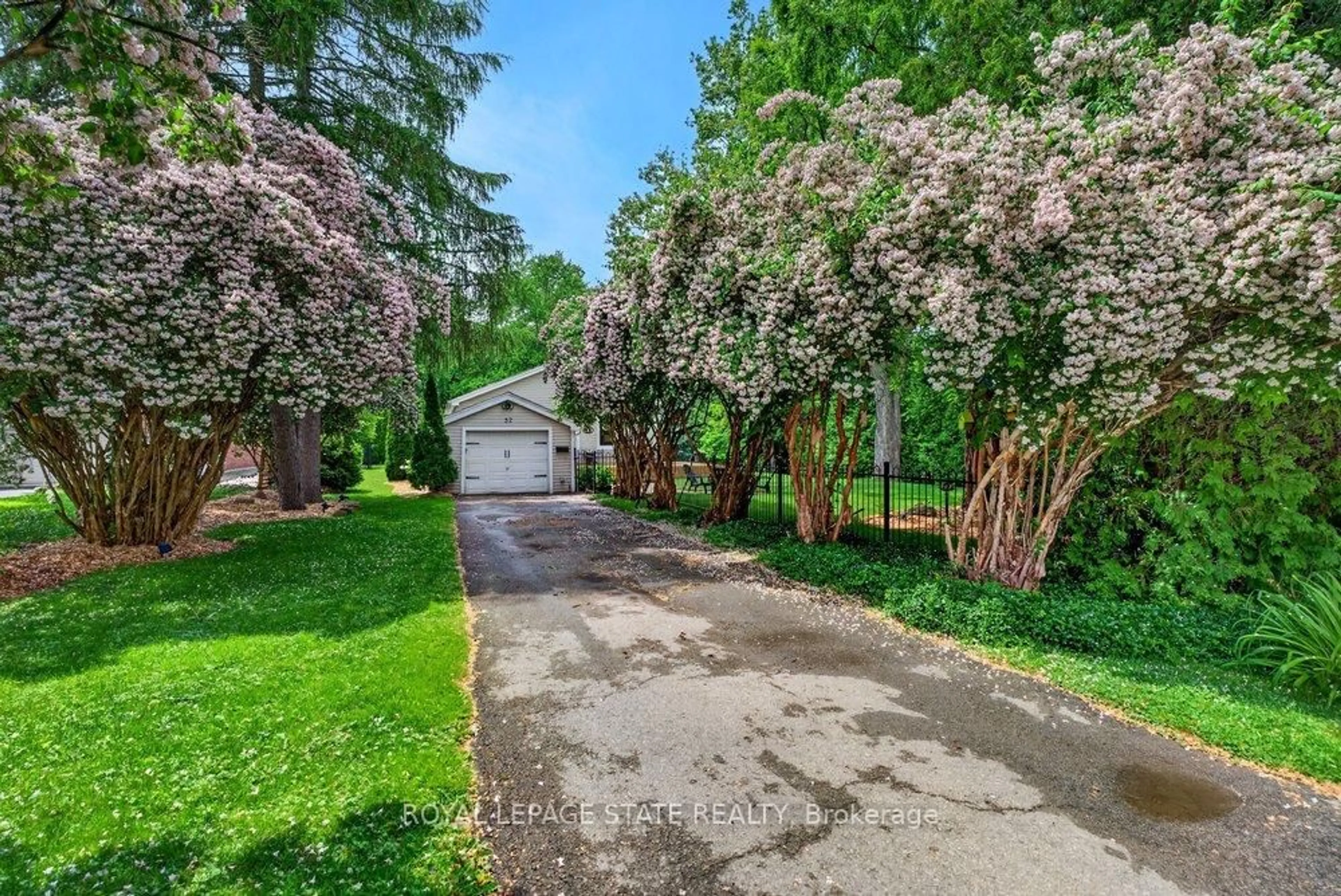A pic from outside/outdoor area/front of a property/back of a property/a pic from drone, street for 52 Orchard Dr, Hamilton Ontario L9G 1Z7