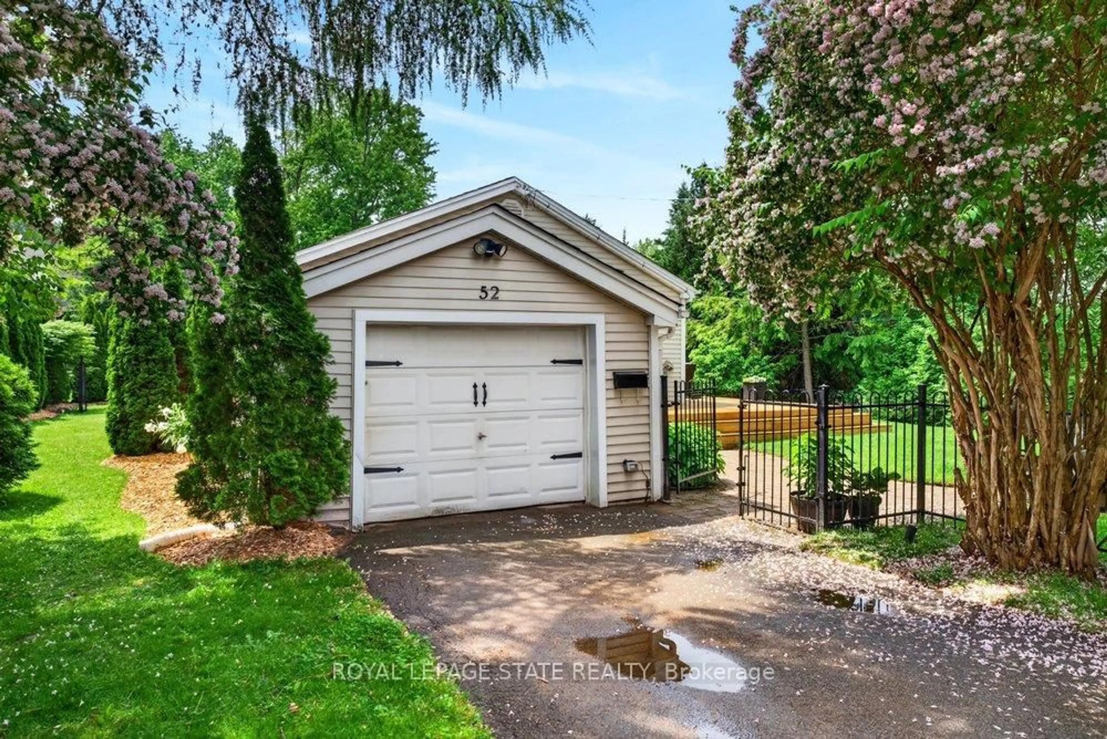 Indoor garage for 52 Orchard Dr, Hamilton Ontario L9G 1Z7