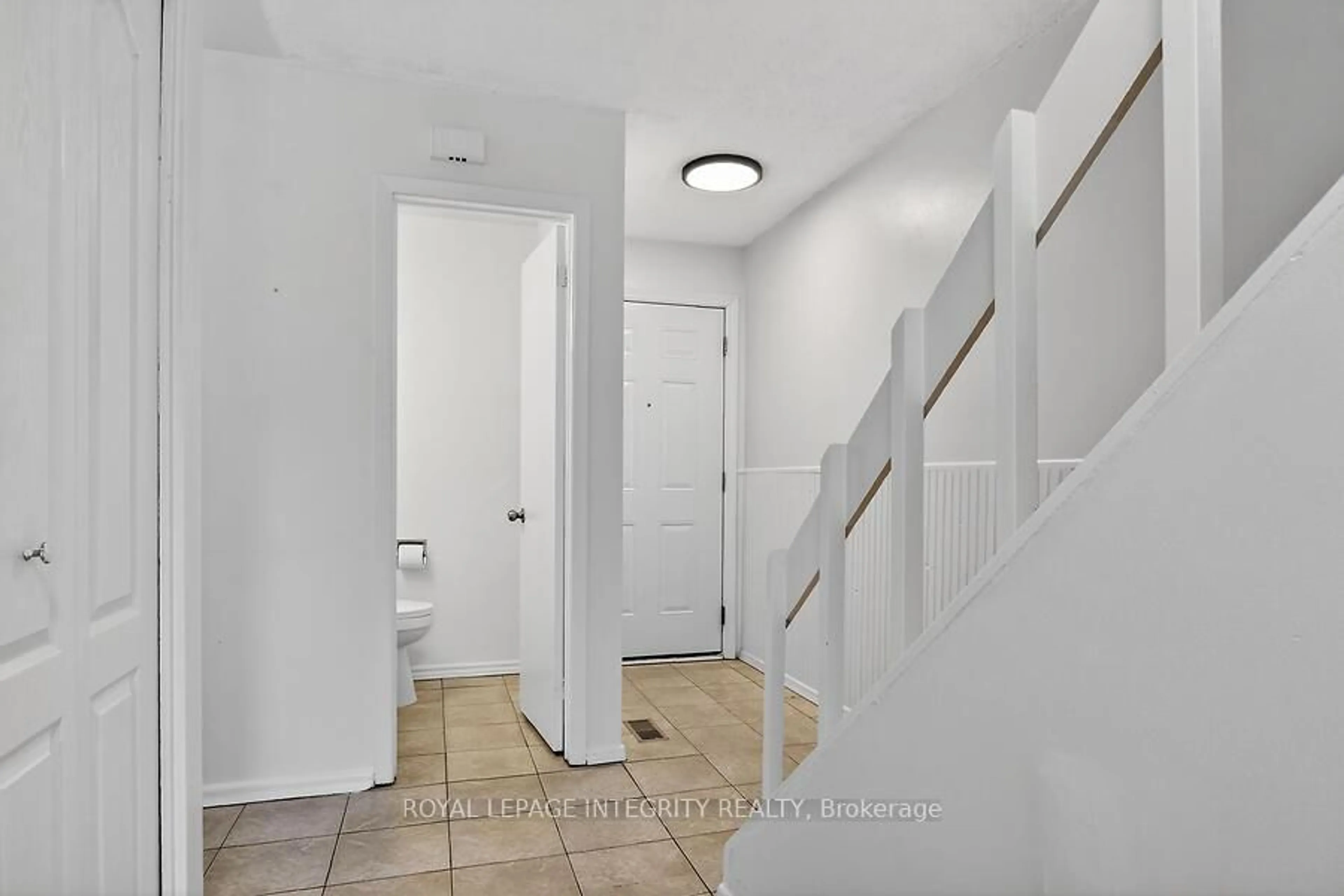 Indoor entryway for 427 Moodie Dr, Ottawa Ontario K2H 8A4