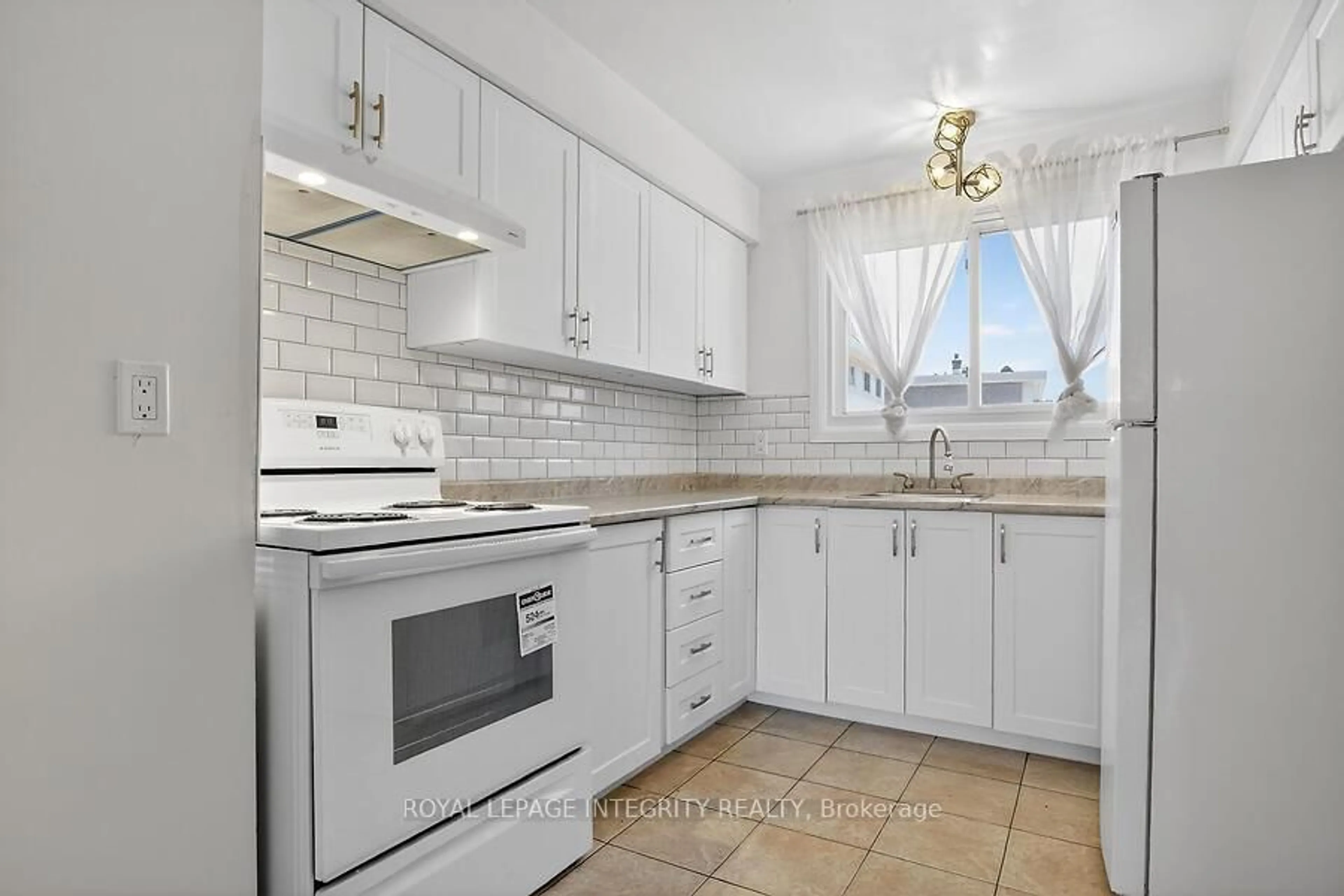 Standard kitchen, ceramic/tile floor for 427 Moodie Dr, Ottawa Ontario K2H 8A4