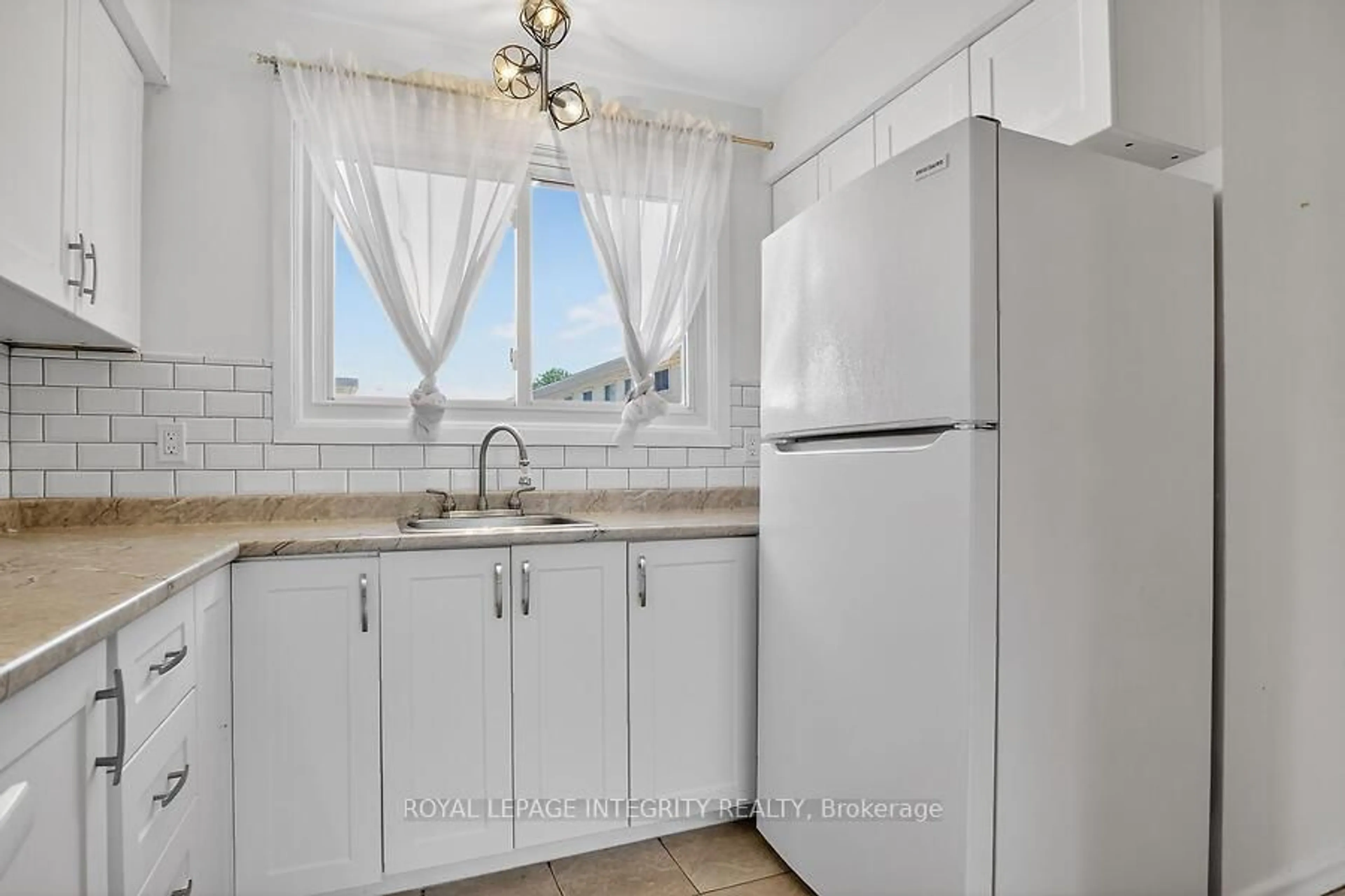 Standard kitchen, ceramic/tile floor for 427 Moodie Dr, Ottawa Ontario K2H 8A4