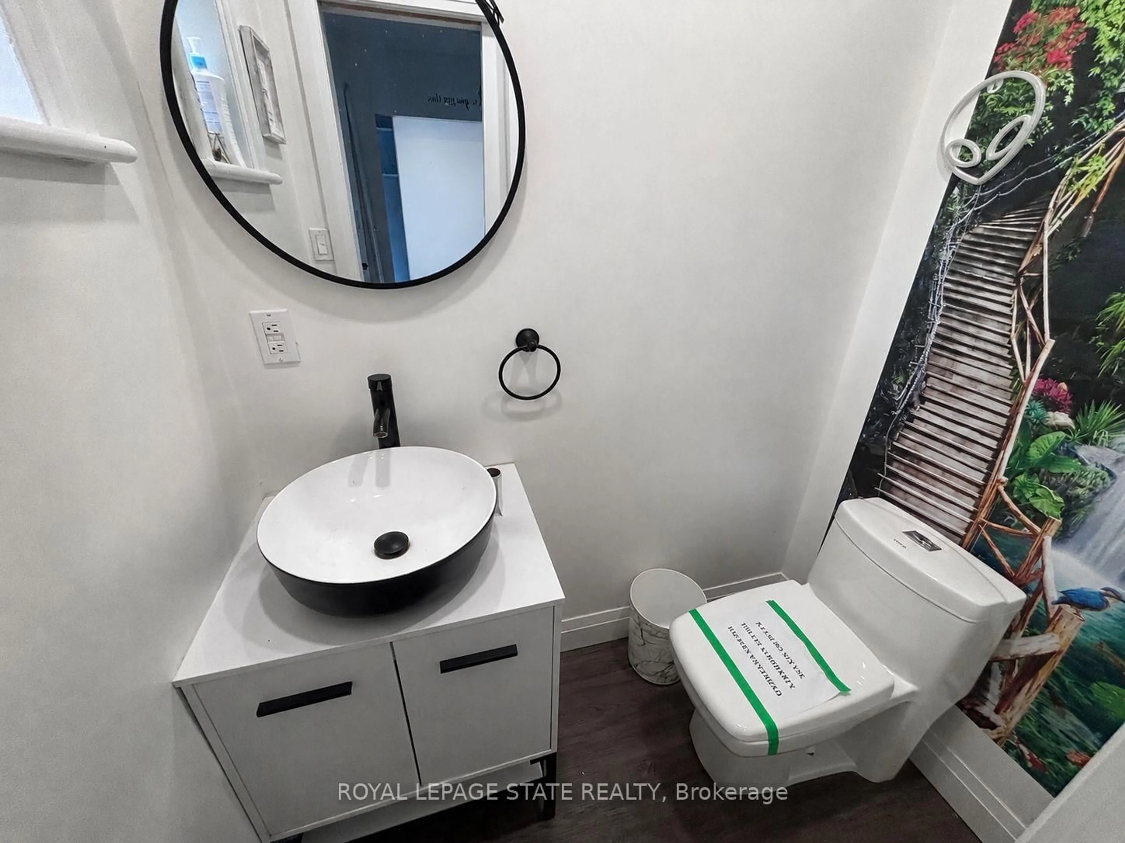 Standard bathroom, ceramic/tile floor for 122 Queensdale Ave, Hamilton Ontario L9A 1K3