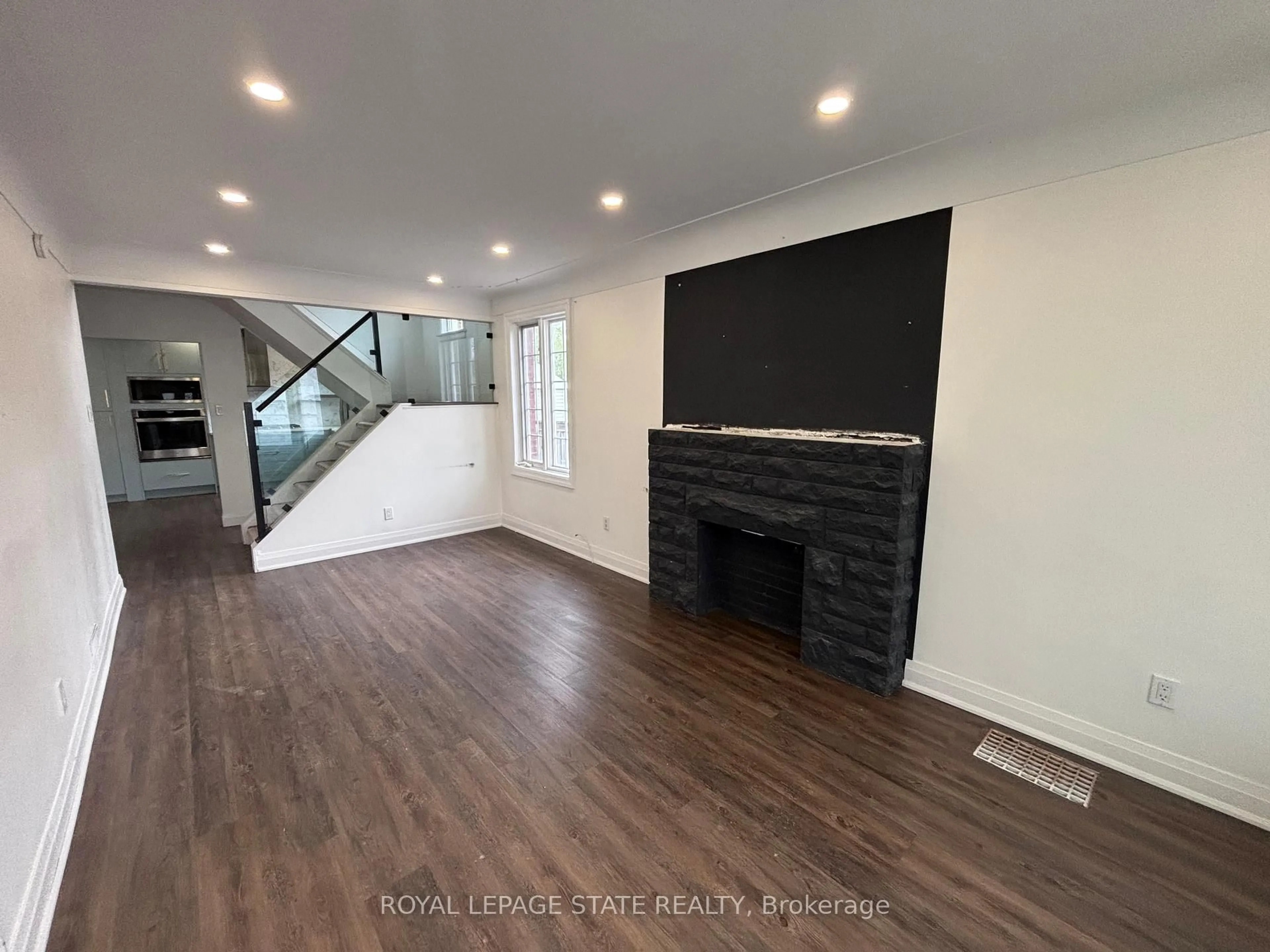 A pic of a room for 122 Queensdale Ave, Hamilton Ontario L9A 1K3