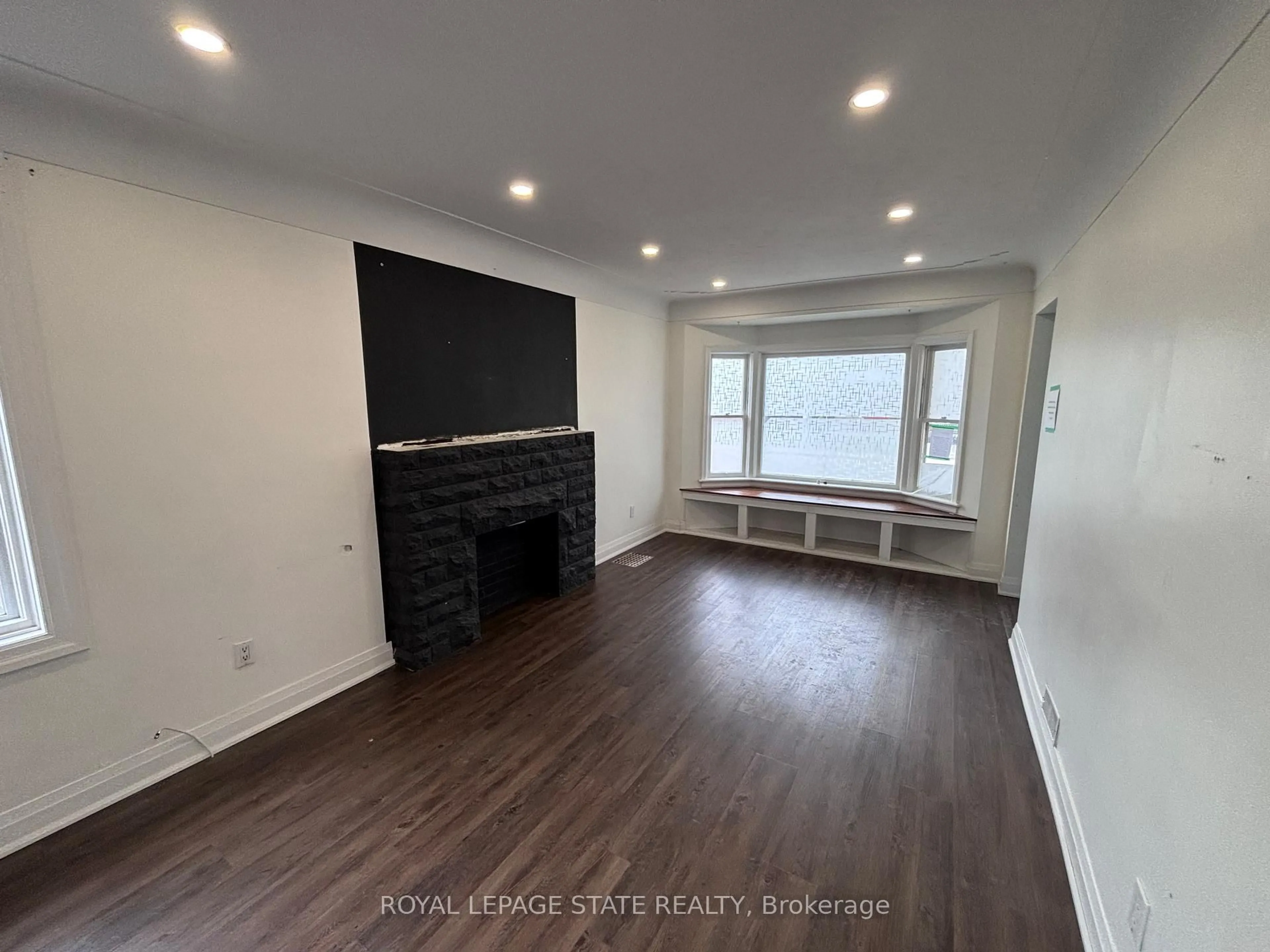 A pic of a room for 122 Queensdale Ave, Hamilton Ontario L9A 1K3