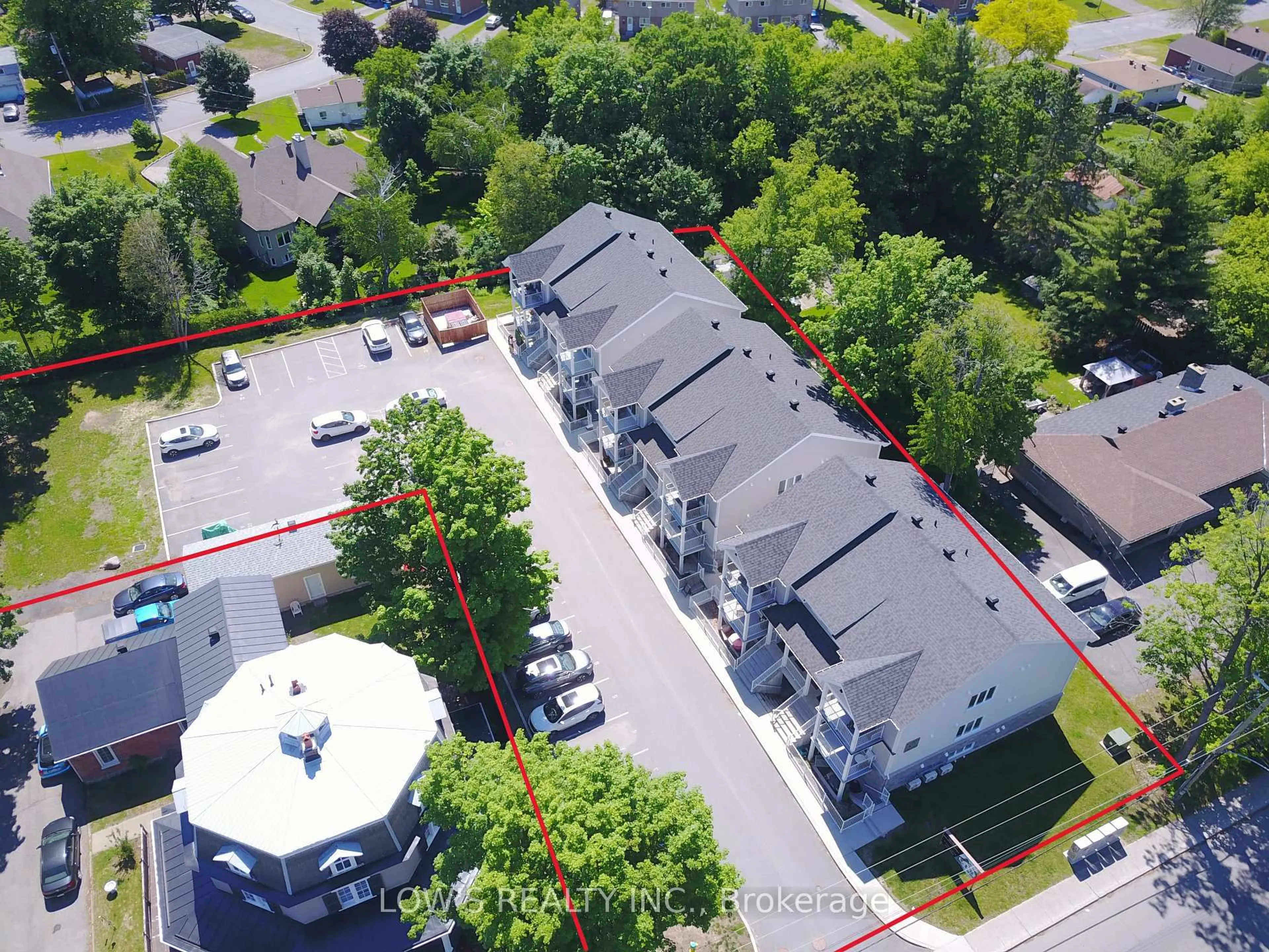 A pic from outside/outdoor area/front of a property/back of a property/a pic from drone, unknown for 531-535 McGill St, Hawkesbury Ontario K6A 0G9