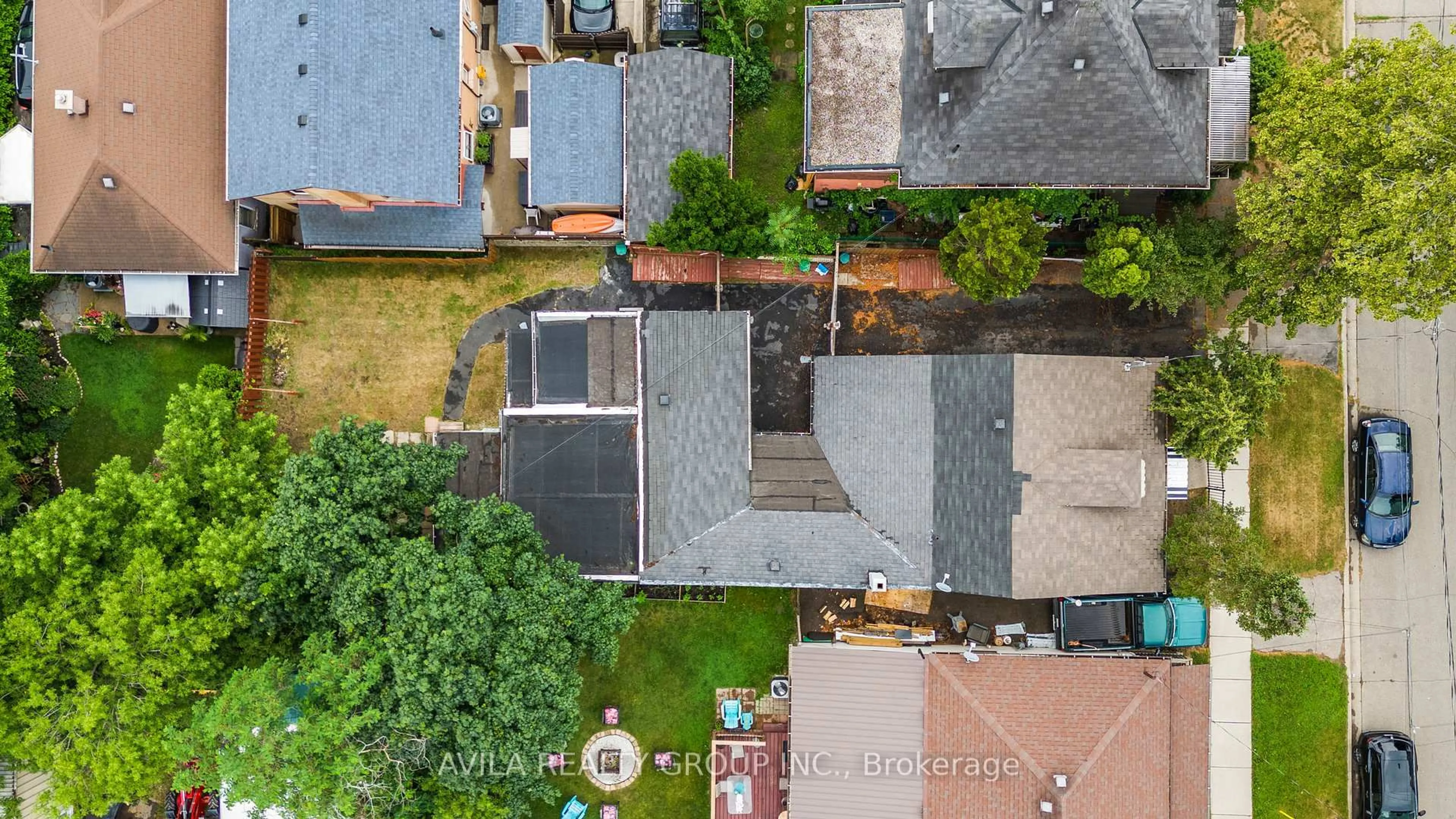 A pic from outside/outdoor area/front of a property/back of a property/a pic from drone, city buildings view from balcony for 135 Charlotte St, Brantford Ontario N3T 2X7