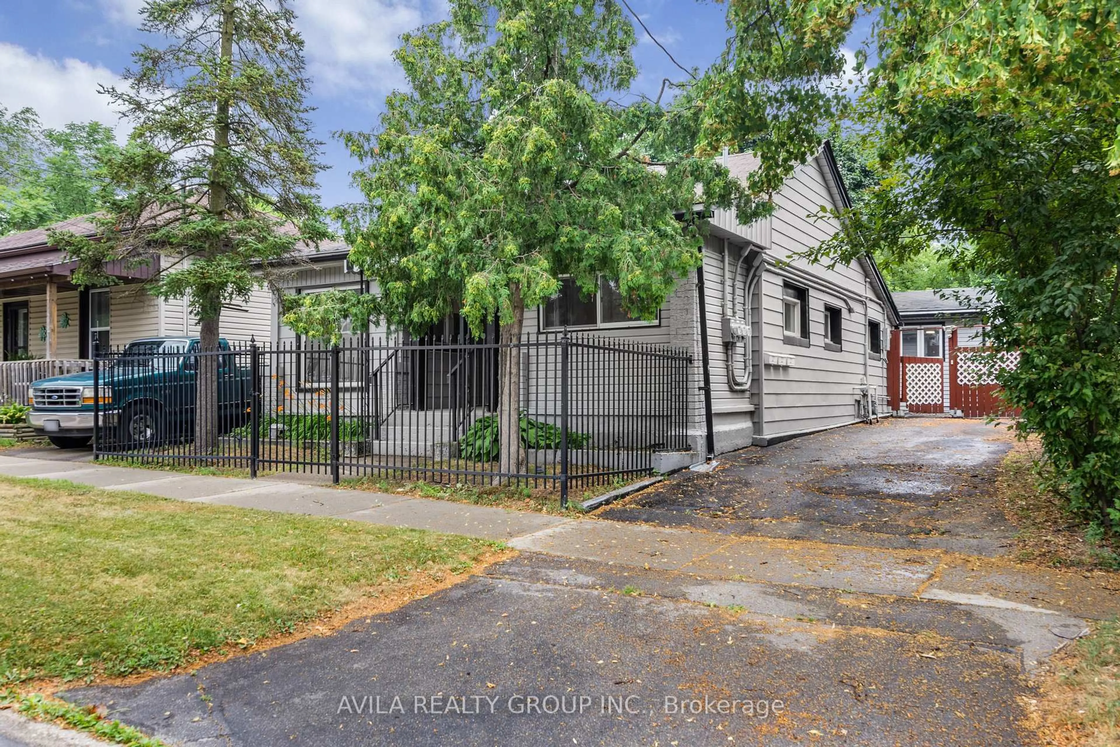 Unknown for 135 Charlotte St, Brantford Ontario N3T 2X7