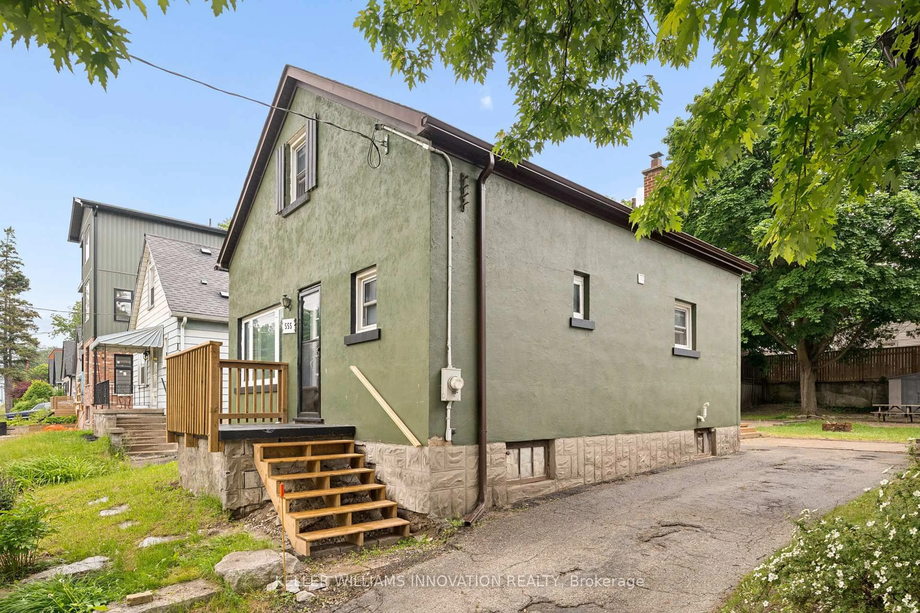 A pic from outside/outdoor area/front of a property/back of a property/a pic from drone, street for 555 Wellington St, Kitchener Ontario N2H 5L6
