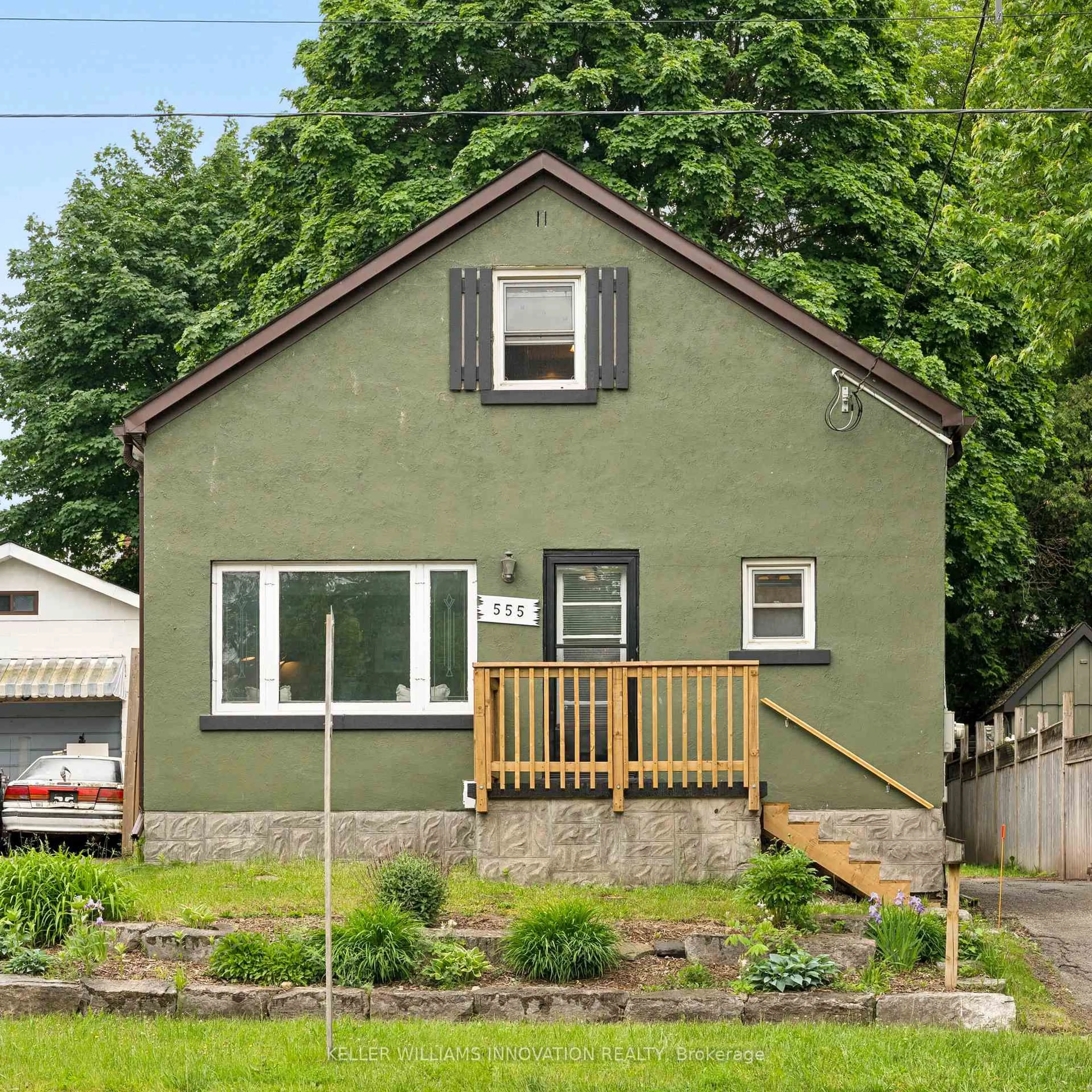 Home with vinyl exterior material, street for 555 Wellington St, Kitchener Ontario N2H 5L6