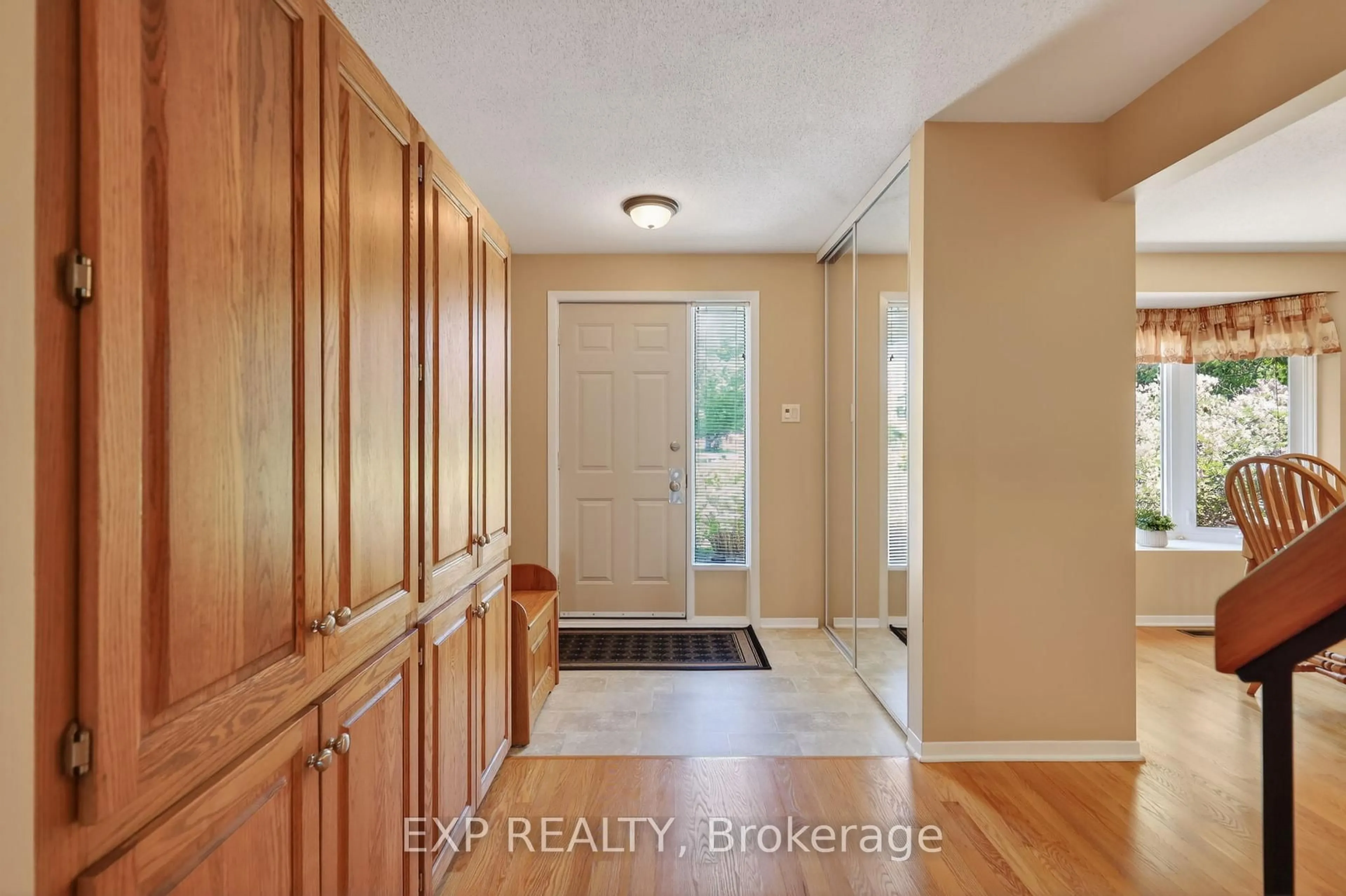 Indoor entryway for 34 Four Seasons Dr, Ottawa Ontario K2E 7P8