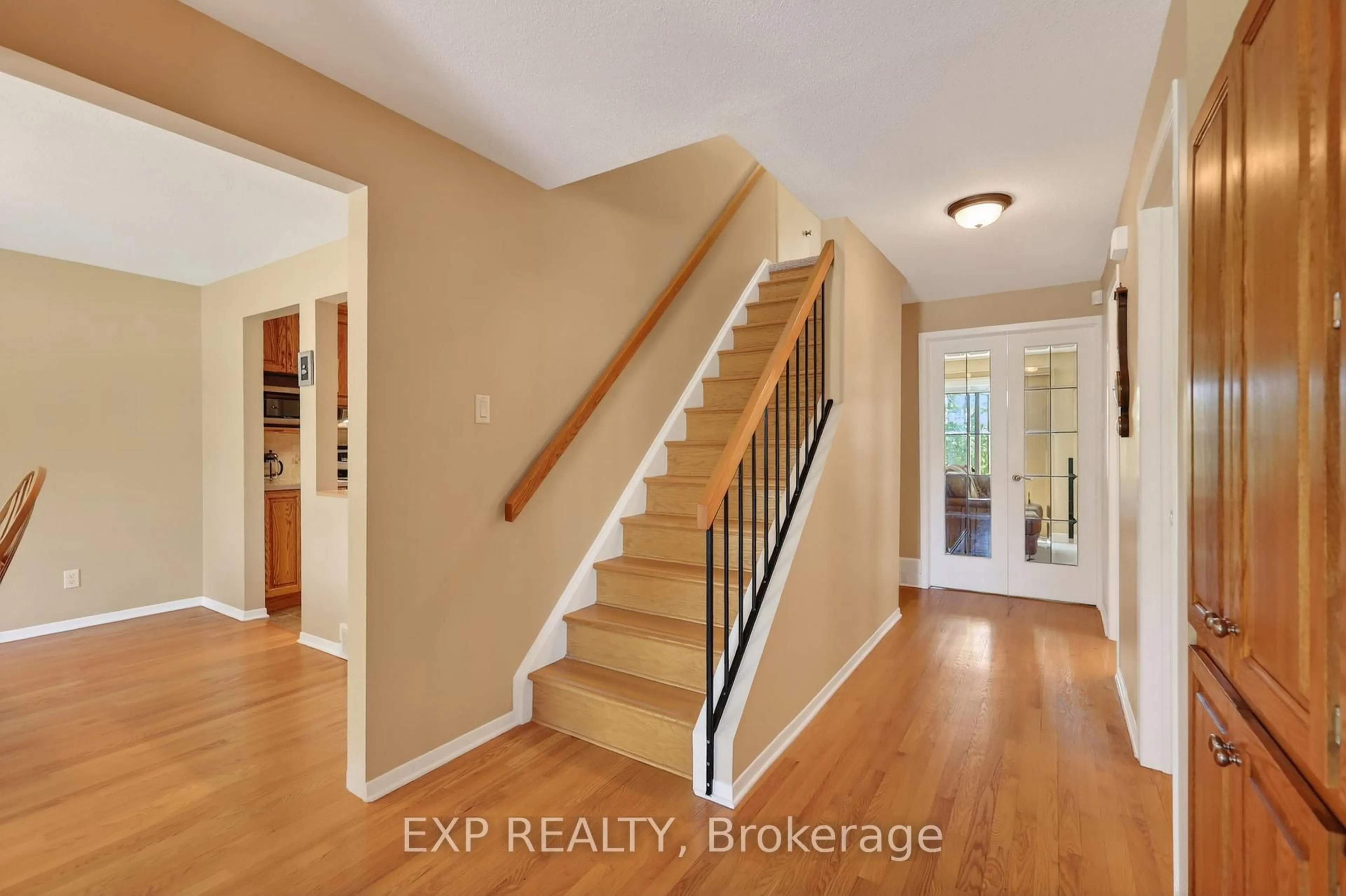 Indoor entryway for 34 Four Seasons Dr, Ottawa Ontario K2E 7P8