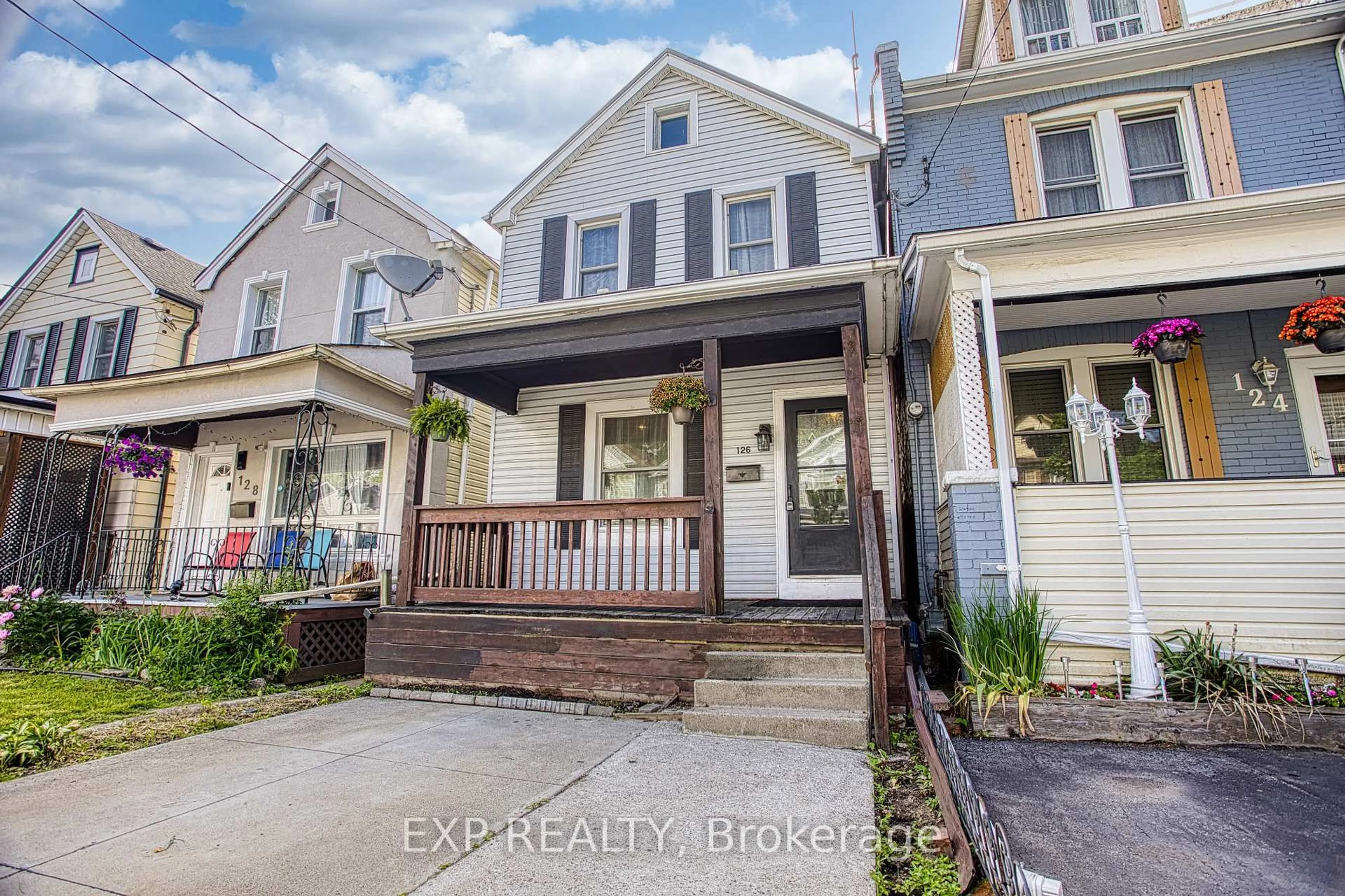 Home with vinyl exterior material, street for 126 Belmont Ave, Hamilton Ontario L8L 7M3