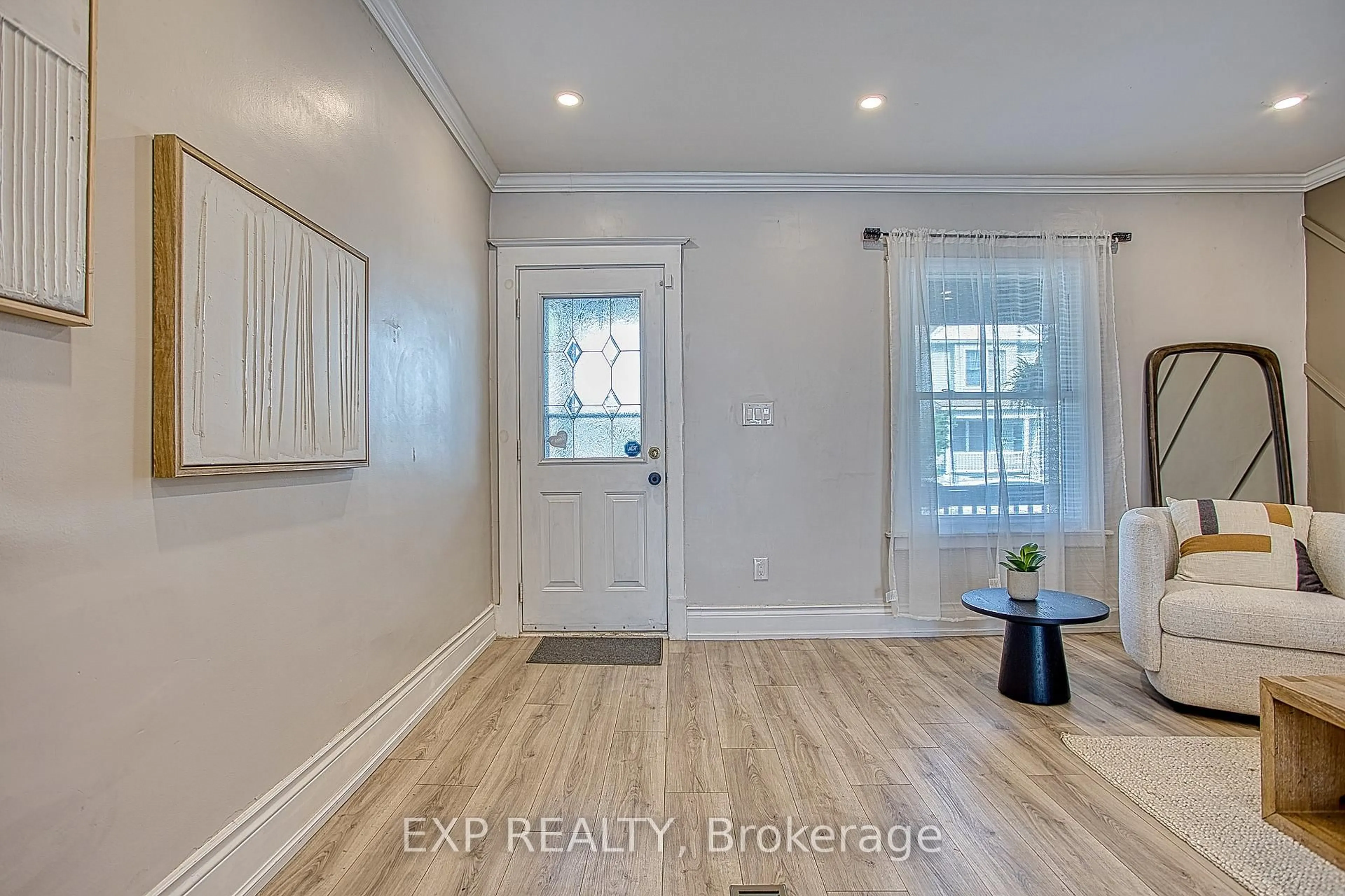 Indoor entryway for 126 Belmont Ave, Hamilton Ontario L8L 7M3
