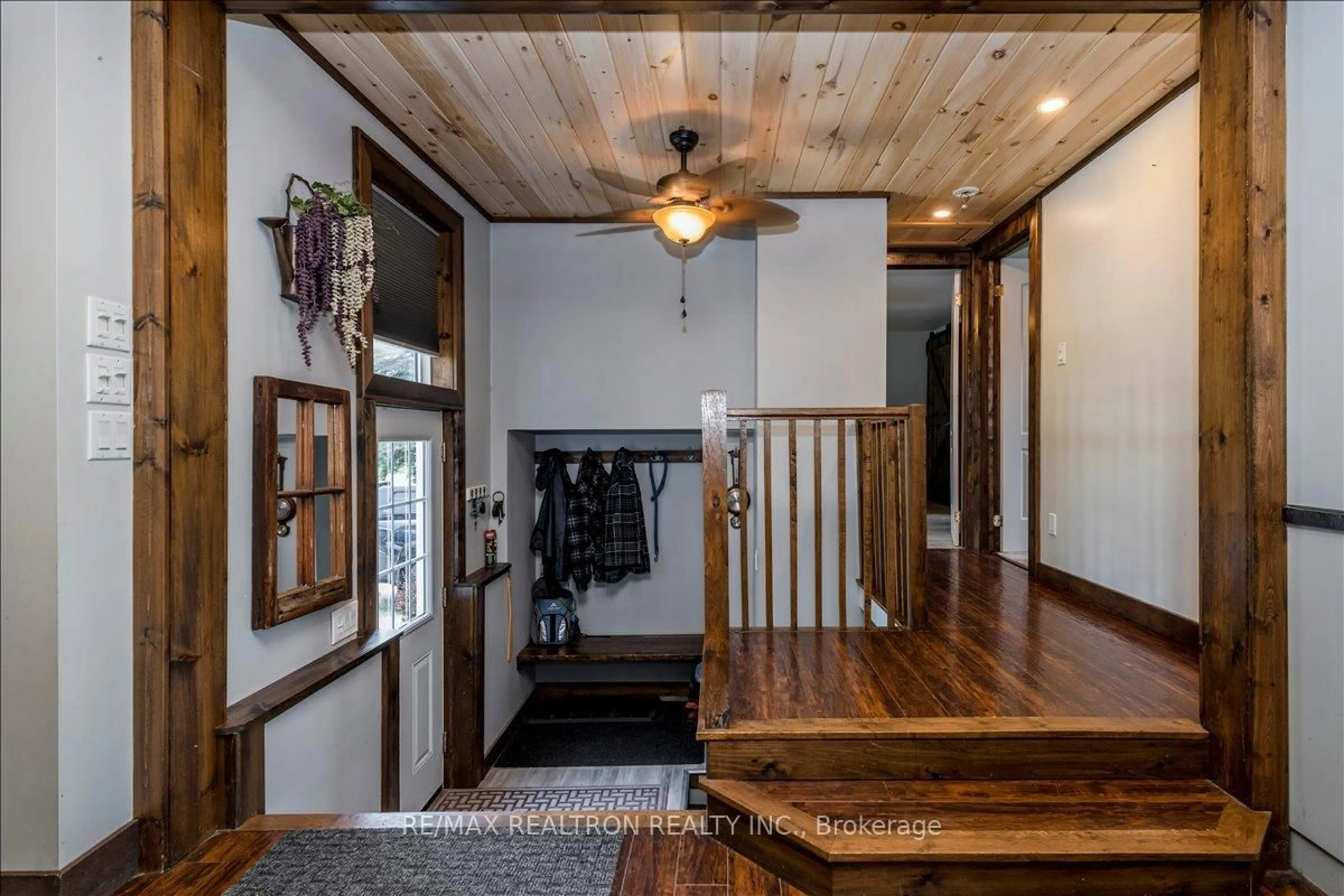 Indoor foyer for 45 Joseph St, Georgian Bay Ontario P0C 1H0