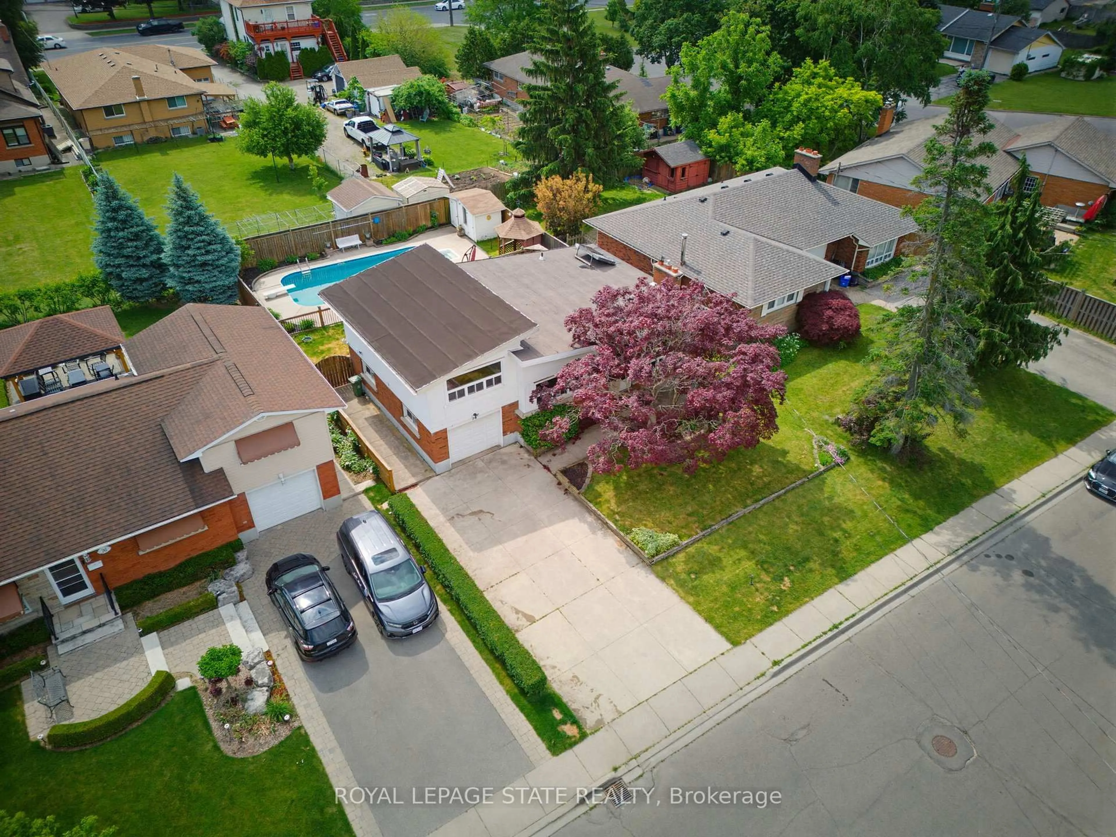 A pic from outside/outdoor area/front of a property/back of a property/a pic from drone, street for 24 Grande Ave, Hamilton Ontario L8G 2E1