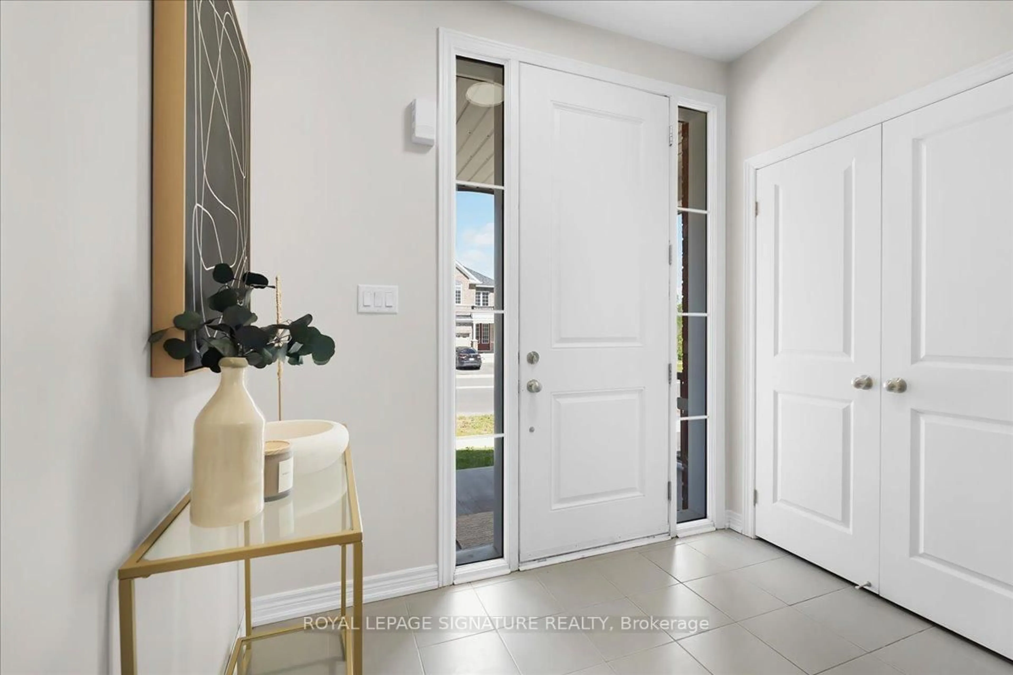 Indoor entryway for 635 Lemay Grve, Peterborough Ontario K9K 0G9
