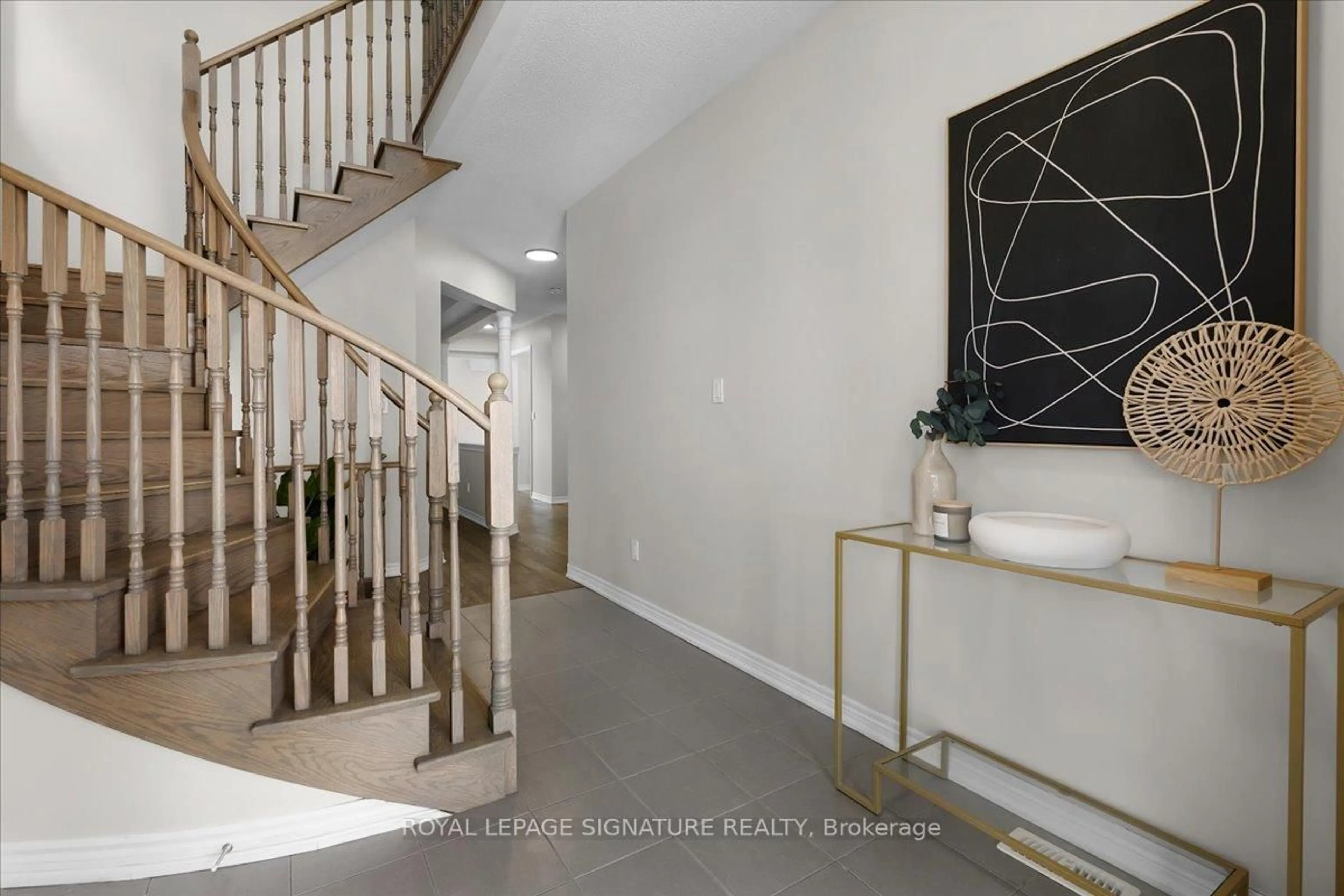 Indoor entryway for 635 Lemay Grve, Peterborough Ontario K9K 0G9