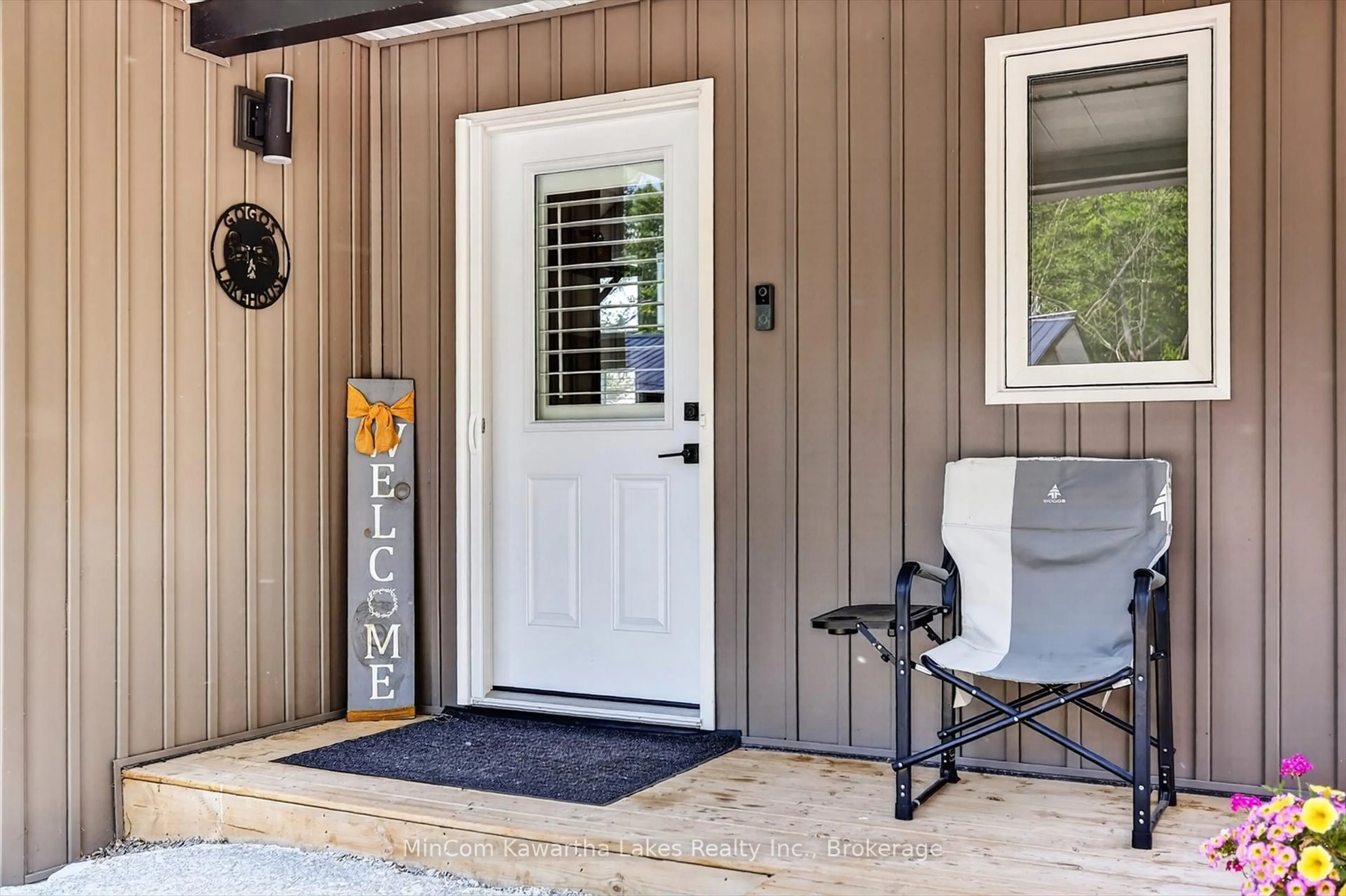 Indoor entryway for 6 Dagwaagi Lane, Curve Lake First Nation 35 Ontario K0L 1R0