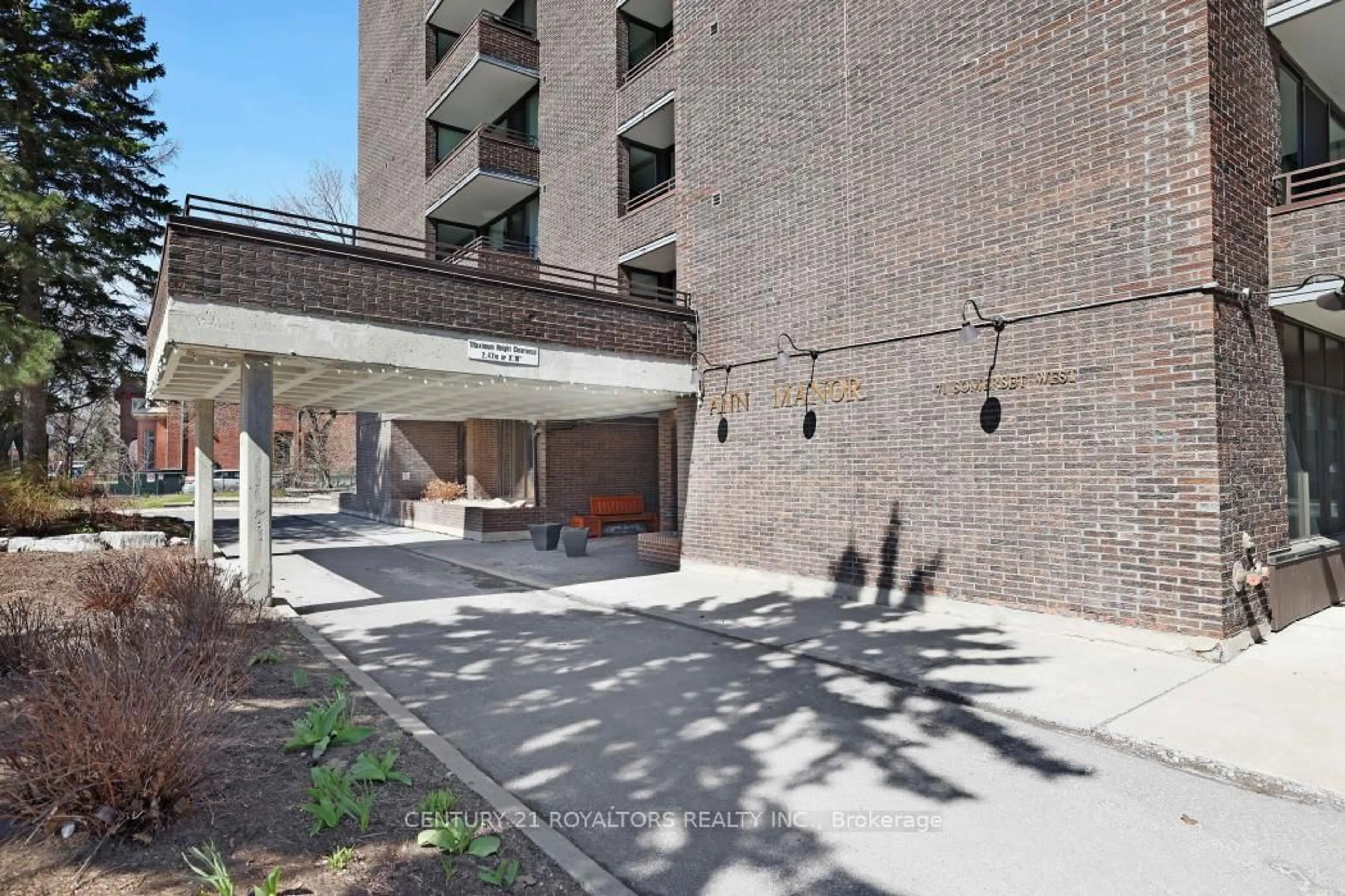 Patio, building for 71 Somerset St #1602, Ottawa Ontario K2P 2G2