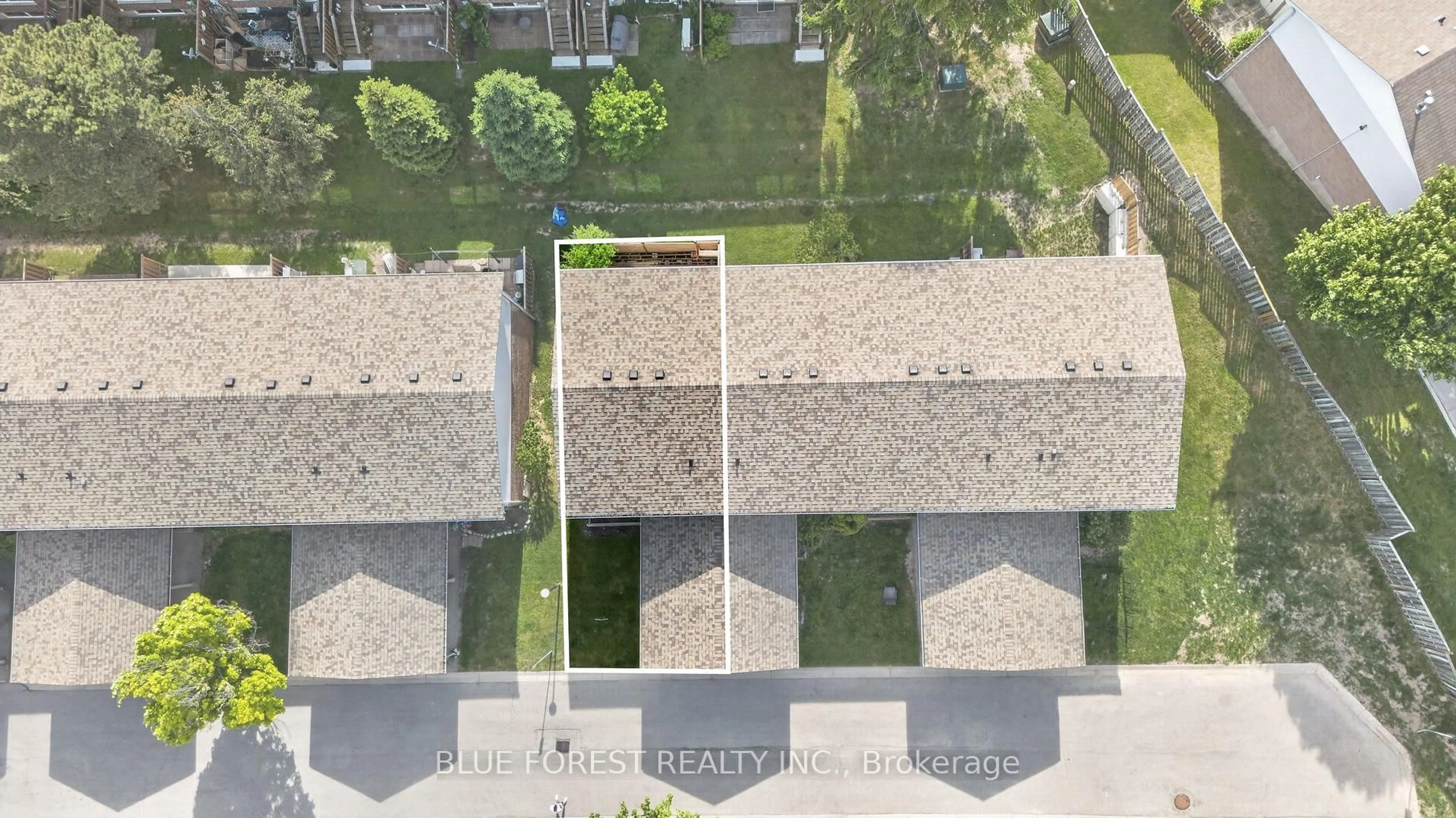 A pic from outside/outdoor area/front of a property/back of a property/a pic from drone, city buildings view from balcony for 450 Pond Mills Rd #15, London South Ontario N5Z 4X2