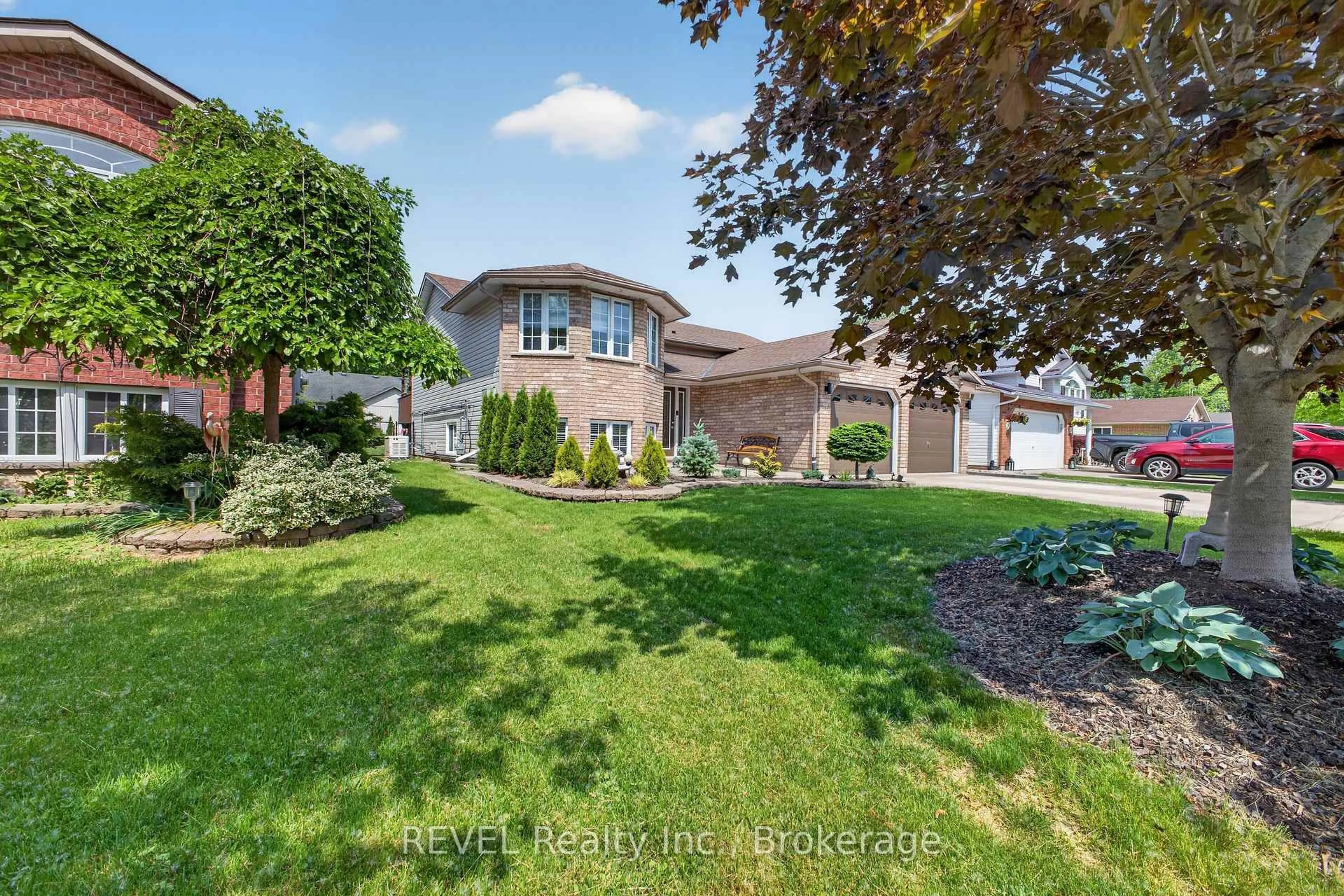 A pic from outside/outdoor area/front of a property/back of a property/a pic from drone, street for 349 SCOTT Ave, Fort Erie Ontario L2A 5E5