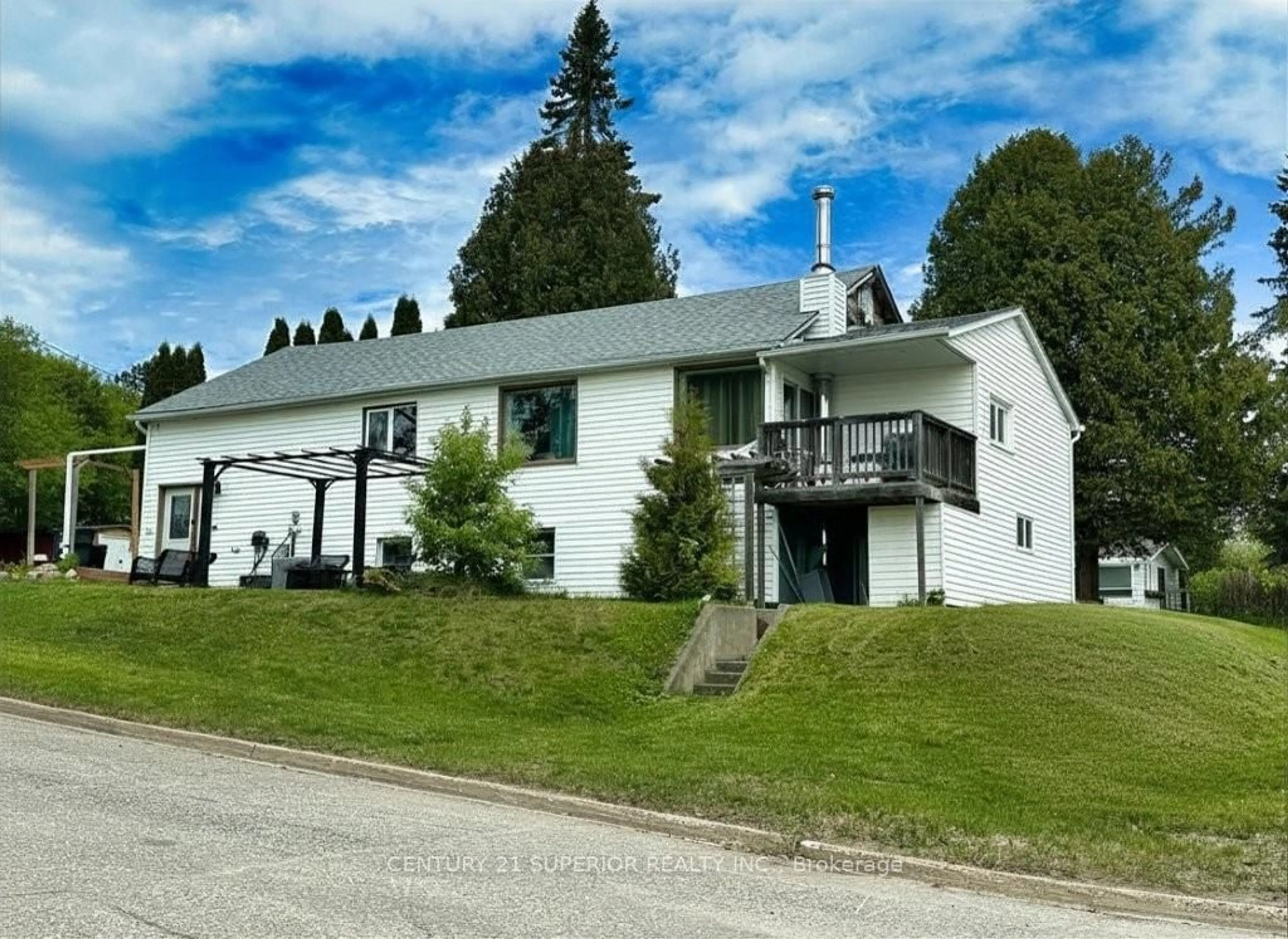 A pic from outside/outdoor area/front of a property/back of a property/a pic from drone, unknown for 141 Railway St, Nipigon Ontario P0T 2J0