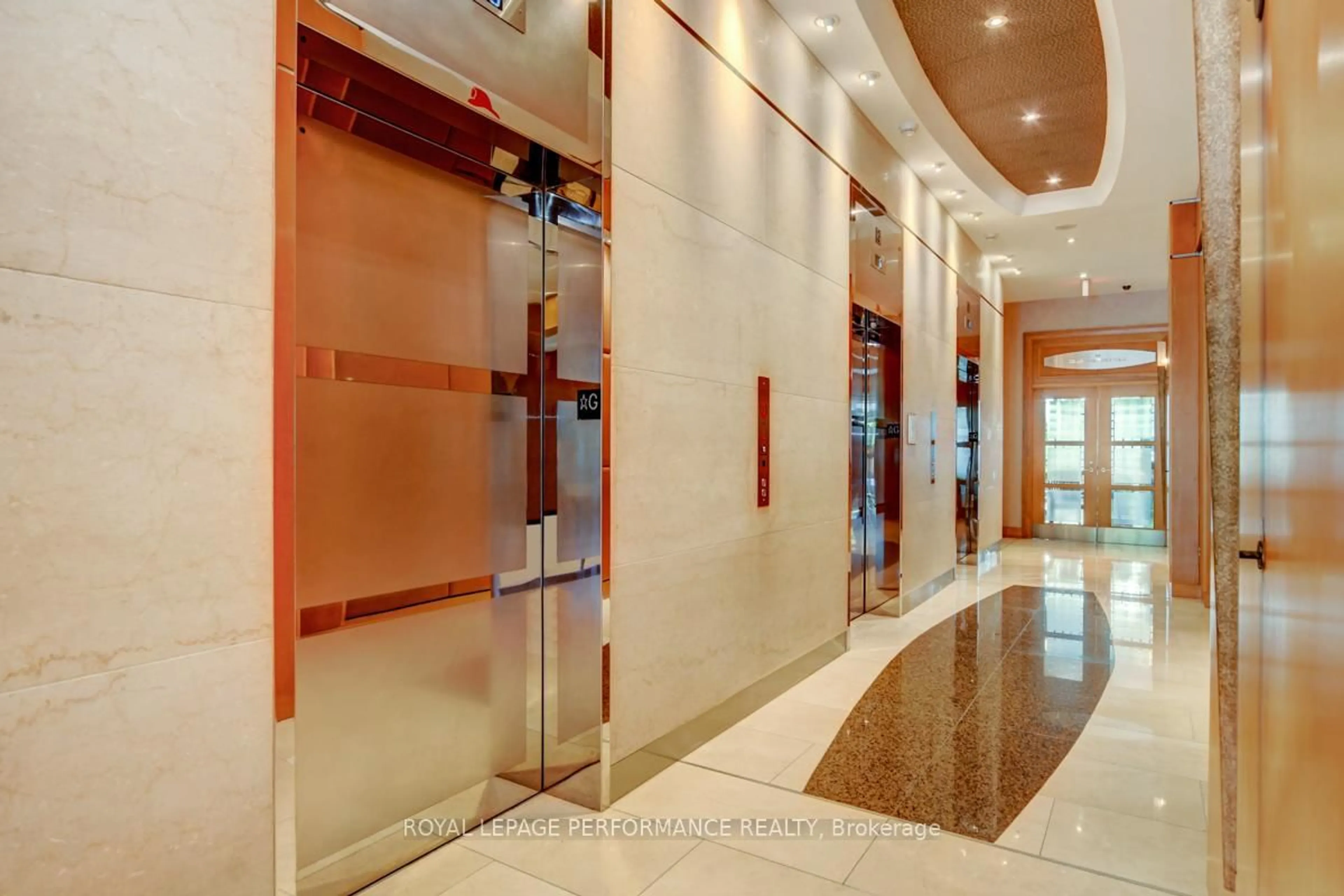 Indoor foyer for 38 Metropole Private #2101, Ottawa Ontario K1Z 1E9