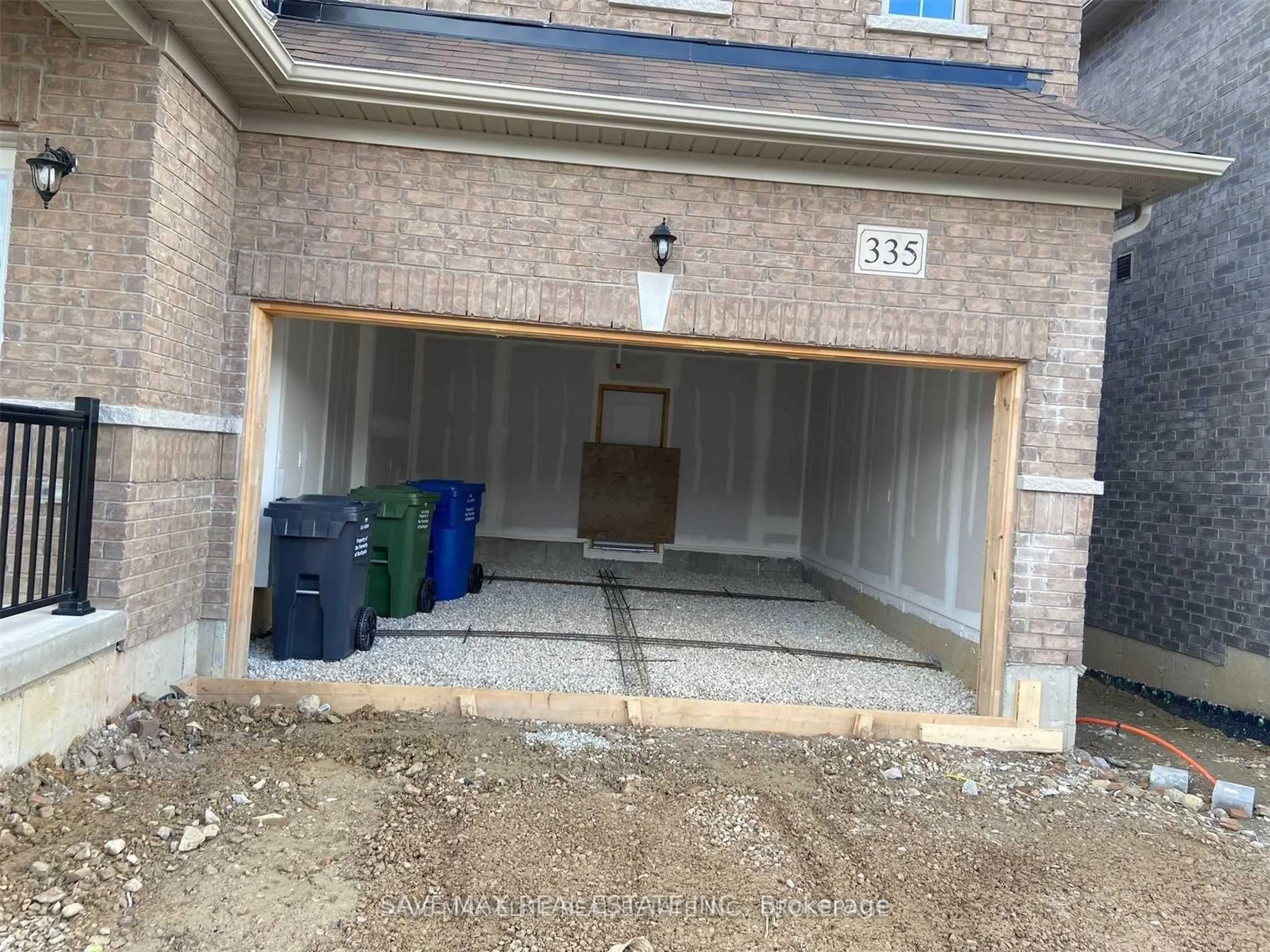 Indoor garage for 335 Ridley Cres, Southgate Ontario N0C 1B0