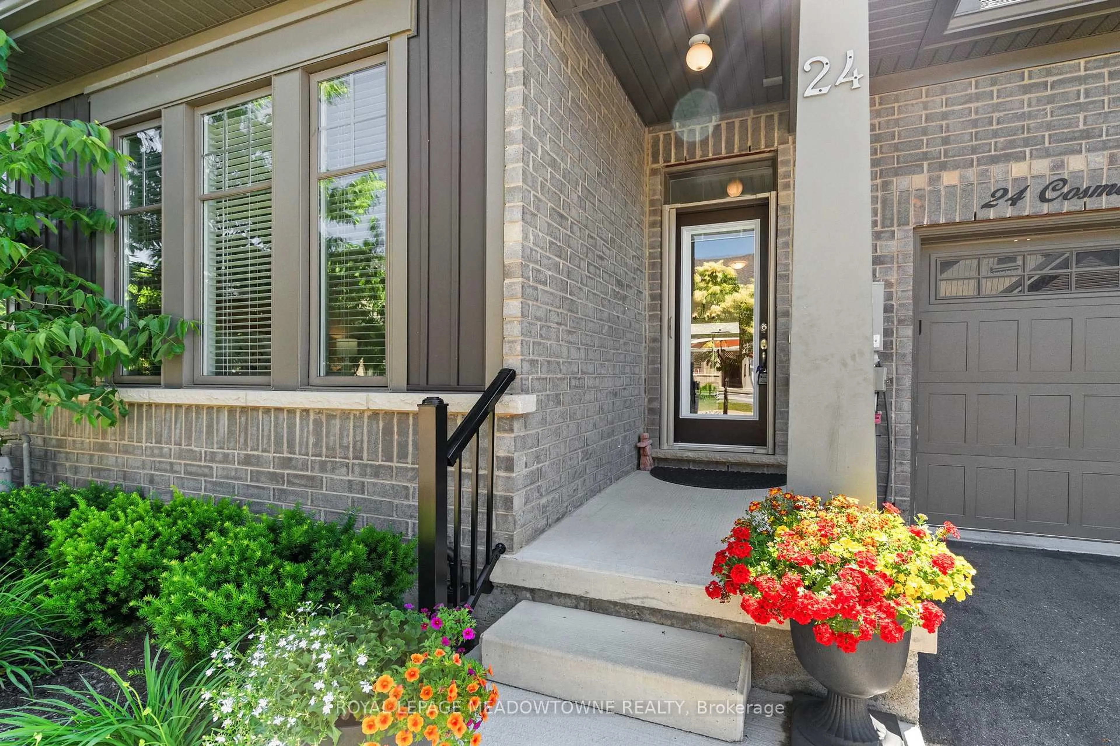 Indoor entryway for 24 Cosmopolitan Common, St. Catharines Ontario L2M 0B8