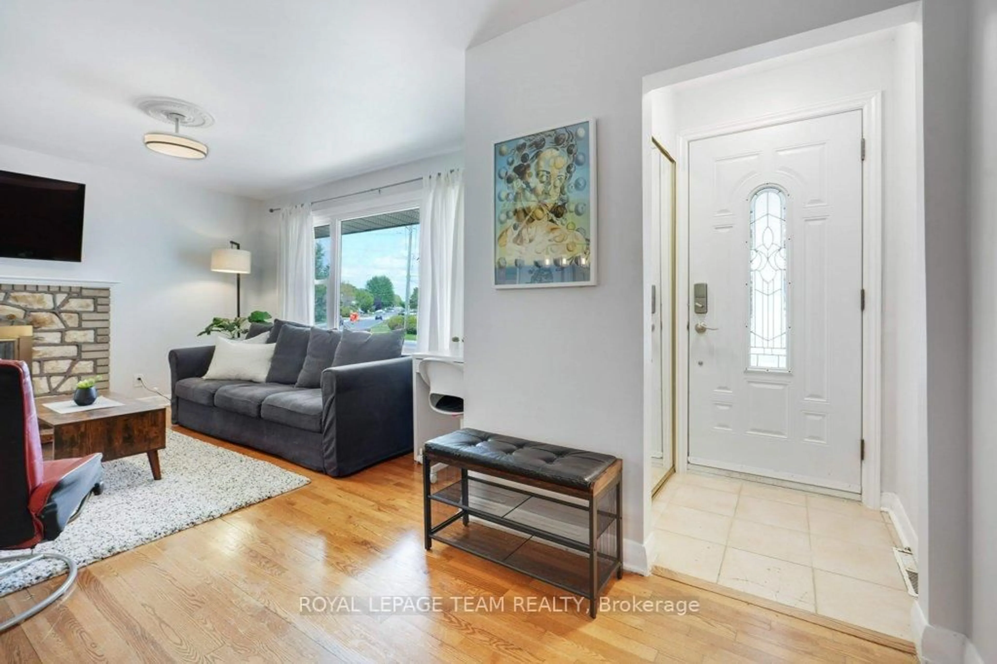 Indoor entryway for 125 Norice St, Ottawa Ontario K2G 2Y2