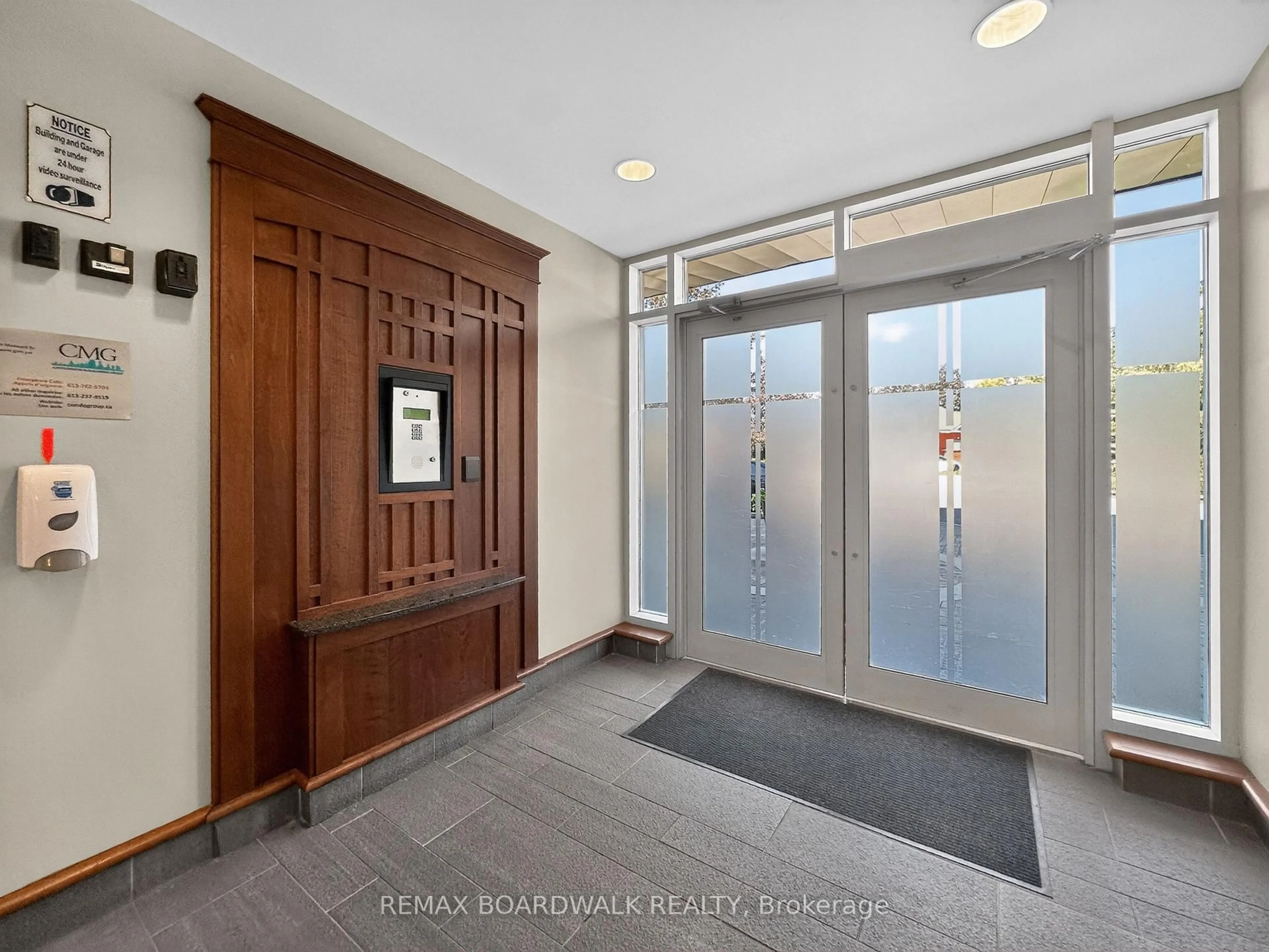 Indoor entryway for 136 Darlington Private #804, Ottawa Ontario K1V 0X6