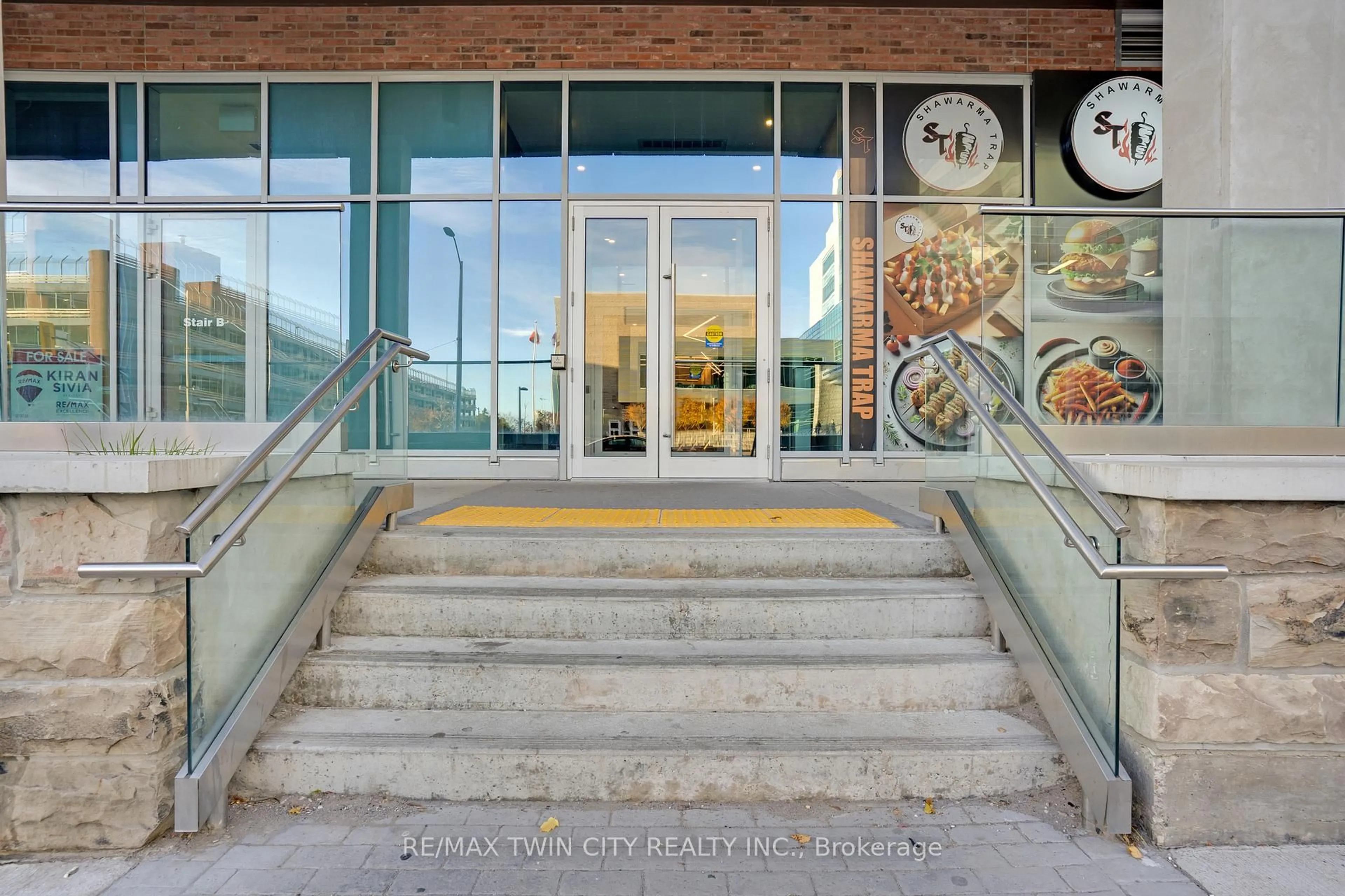 Indoor foyer for 60 Frederick St #1206, Kitchener Ontario N2H 0C7