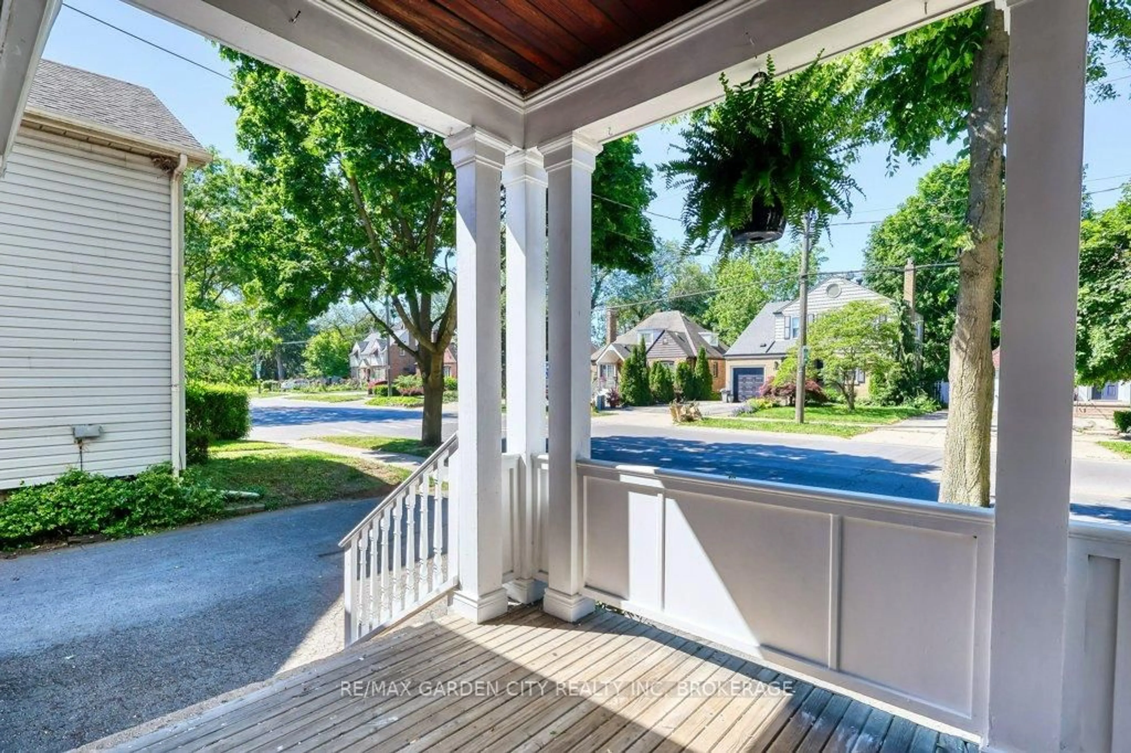 Patio, street for 192A ONTARIO St, St. Catharines Ontario L2R 5L1