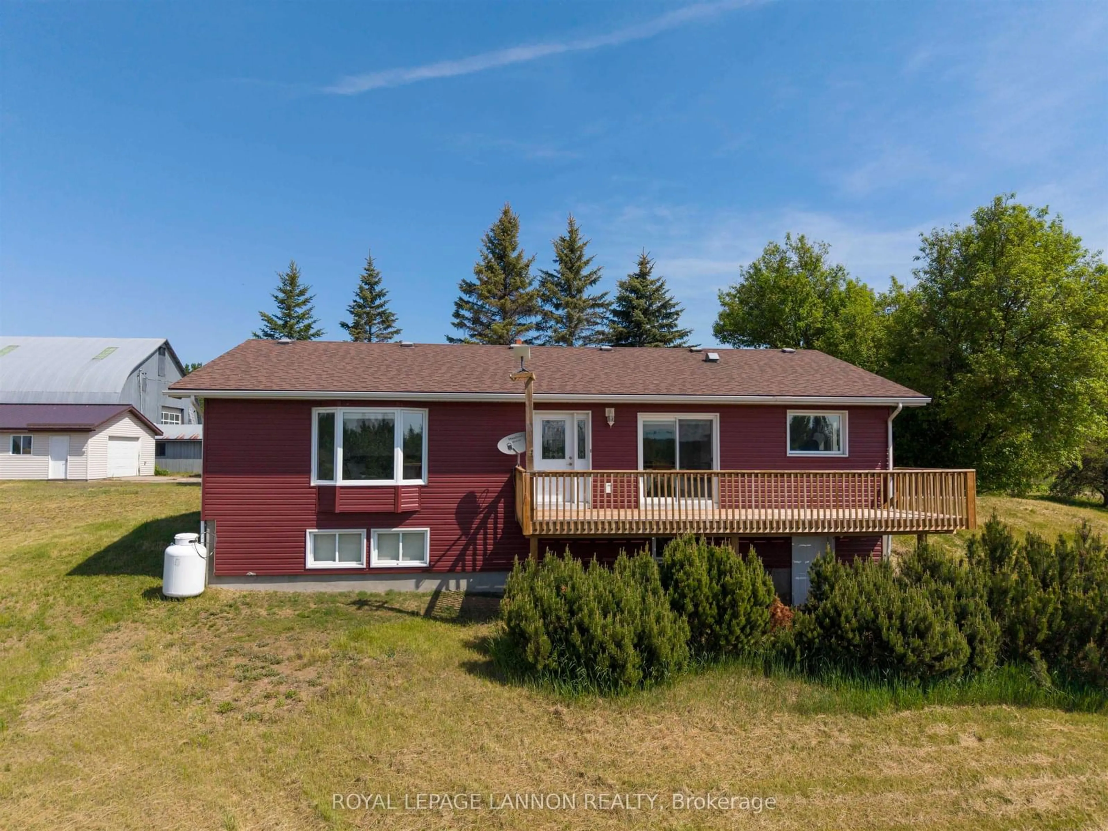 A pic from outside/outdoor area/front of a property/back of a property/a pic from drone, unknown for 41 Fraser Rd, Oliver Paipoonge Ontario P7K 0K8