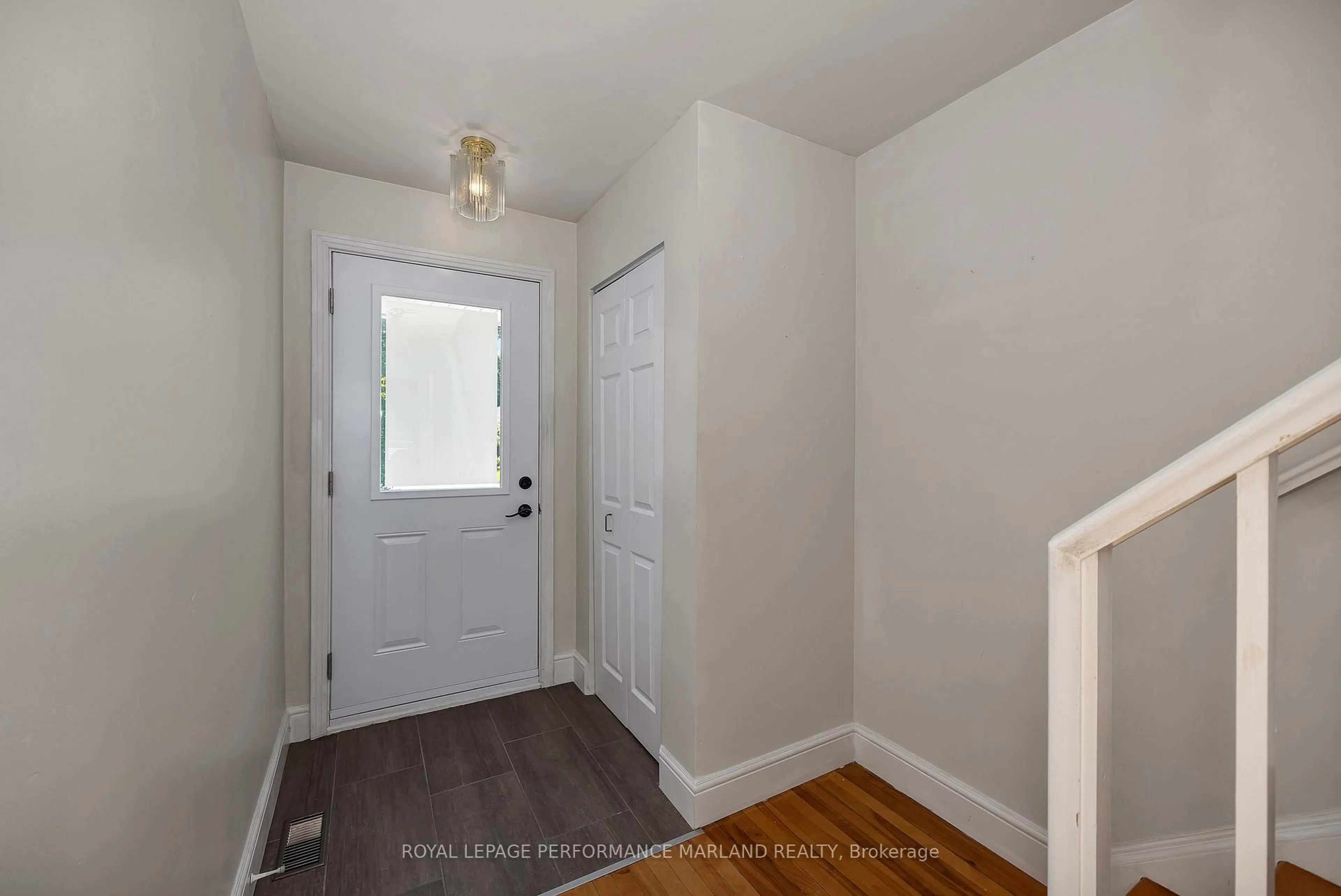 Indoor entryway for 2064 Blossom Dr, Ottawa Ontario K1H 6G8