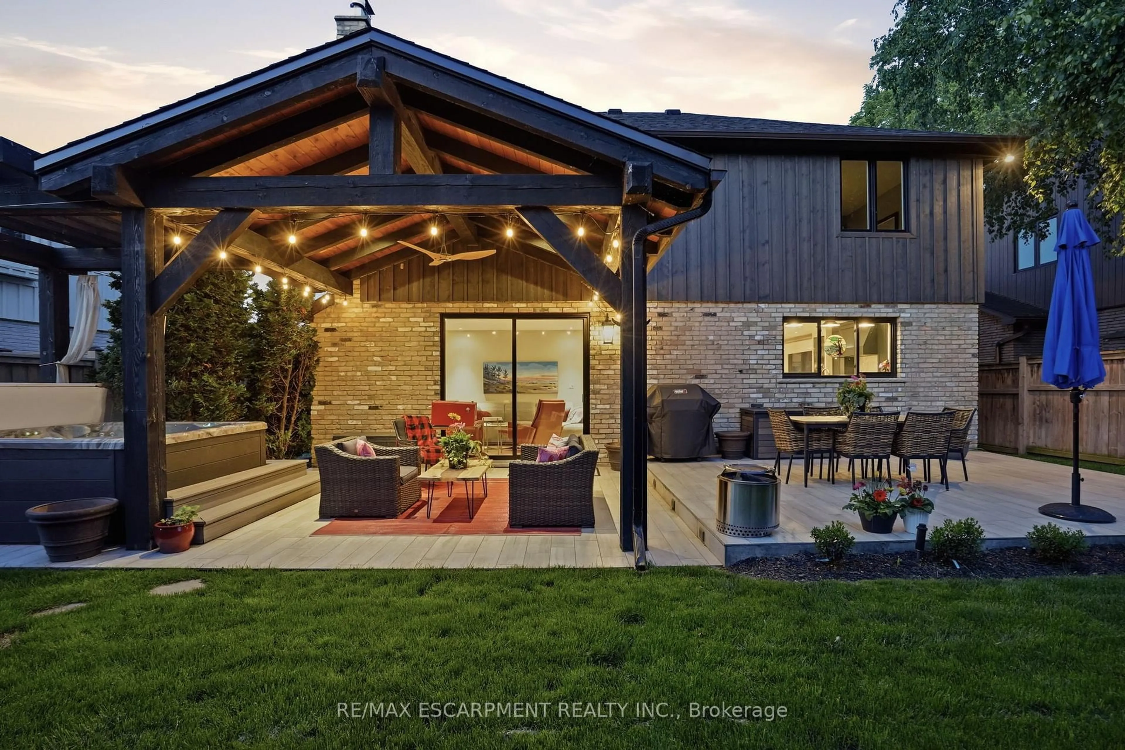Patio, mountain view for 617 Grays Rd, Hamilton Ontario L8E 2Z7
