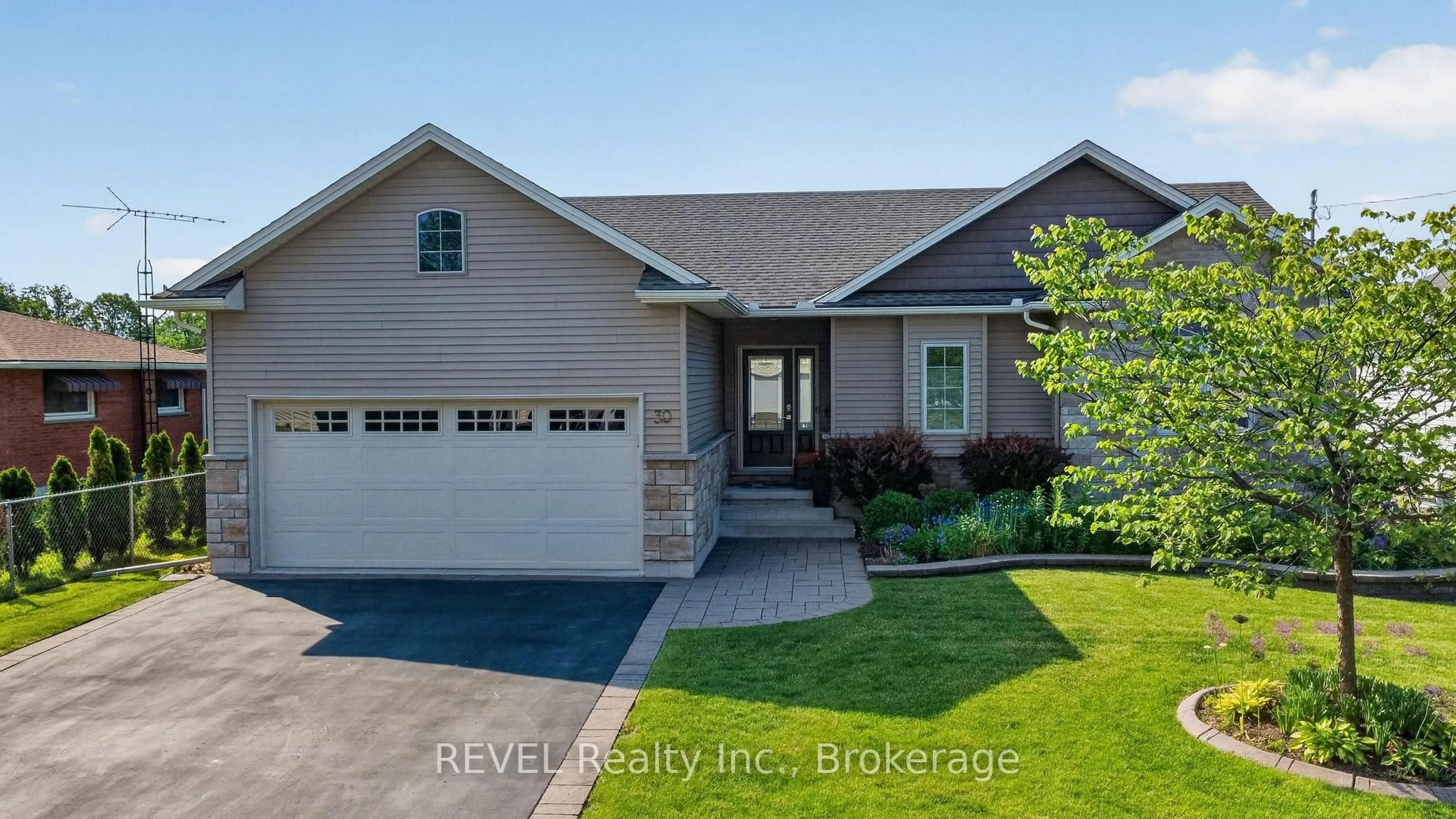 Home with vinyl exterior material, street for 30 Drummond Cres, Fort Erie Ontario L2A 1L2